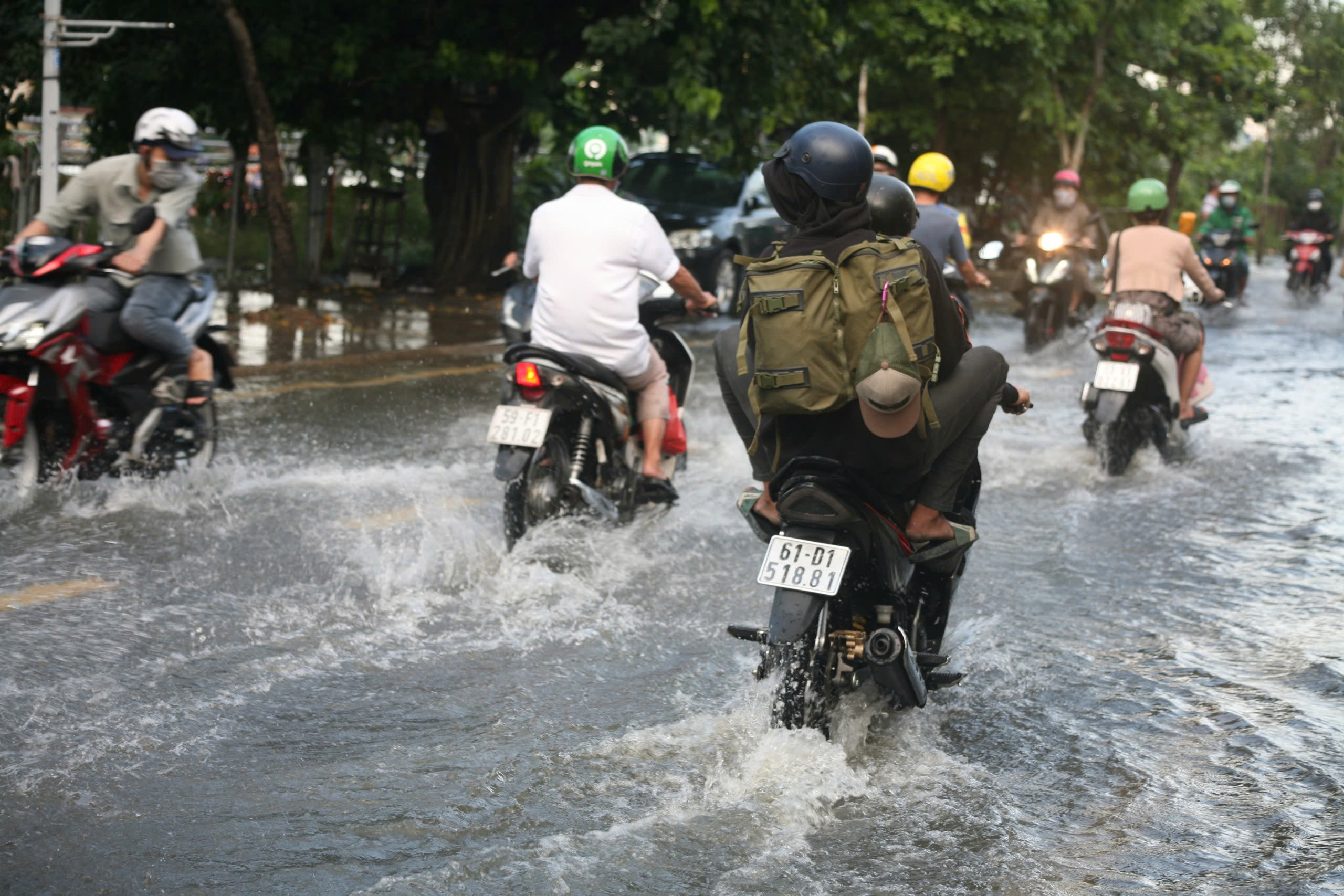 TP HCM: Triều cường dâng cao khiến đường sá ngập sâu, người dân vất vả đi lại- Ảnh 13.