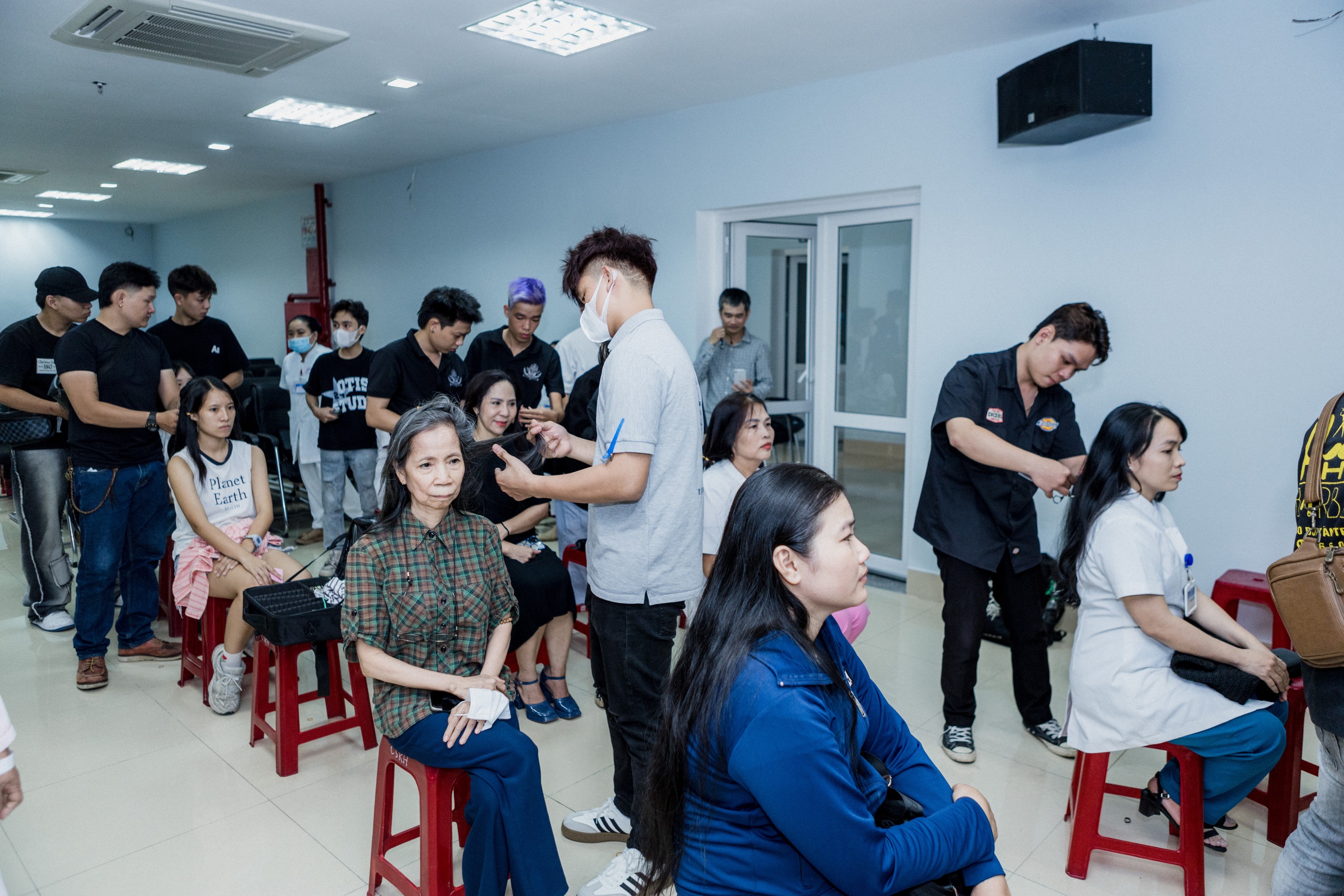Phụ nữ bệnh viện hiến tóc tặng bệnh nhân - Ảnh 2.