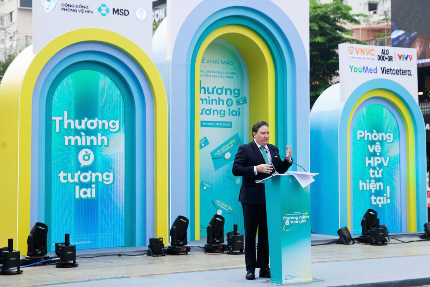 Đại sứ Hoa Kỳ tại Việt Nam tham dự triển l&atilde;m AI về sức khỏe v&agrave; ph&ograve;ng vệ HPV đầu ti&ecirc;n tại nước ta- Ảnh 1.