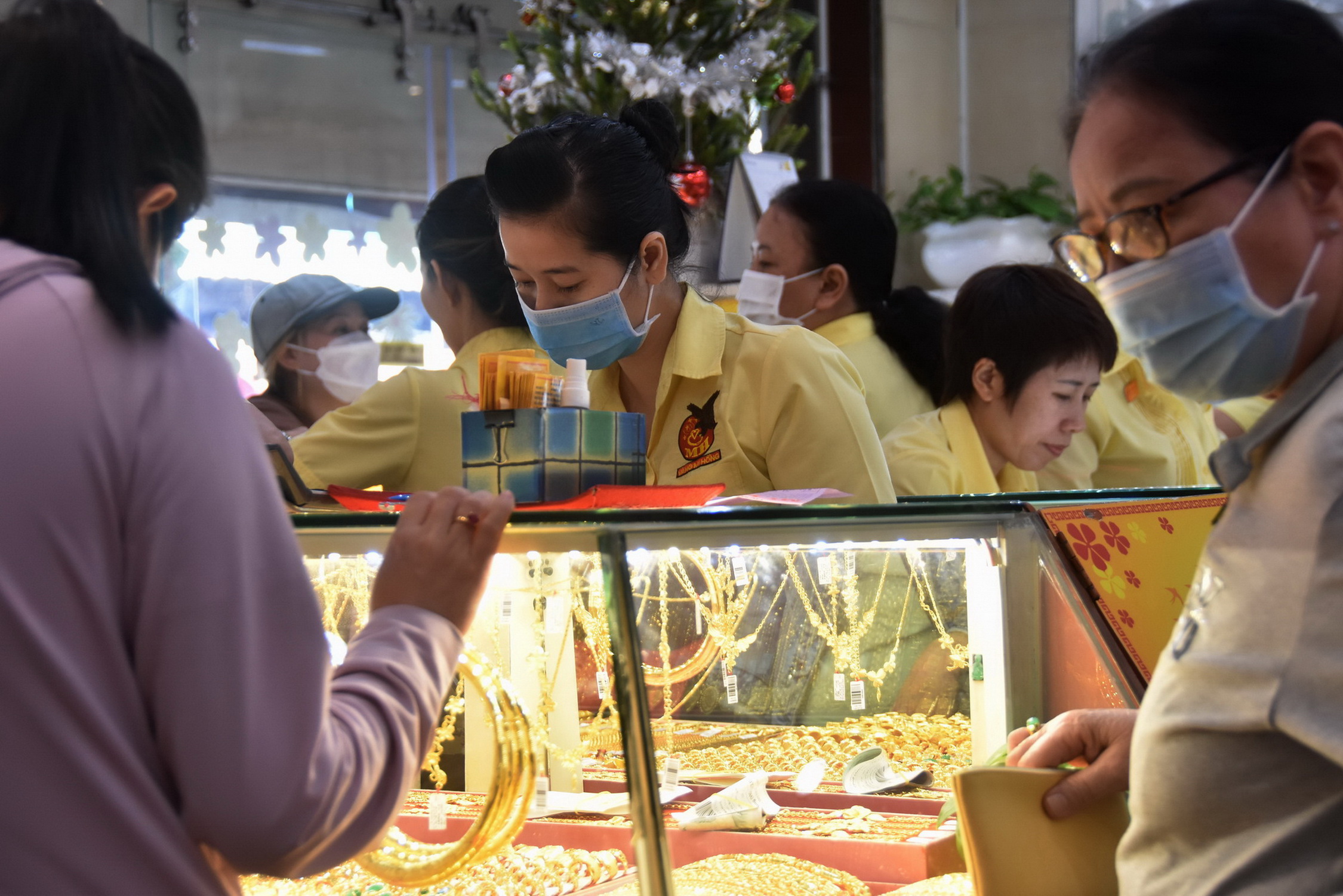 Gi&aacute; v&agrave;ng h&ocirc;m nay, 19-10: Tăng dữ dội, lập kỷ lục mới- Ảnh 1.