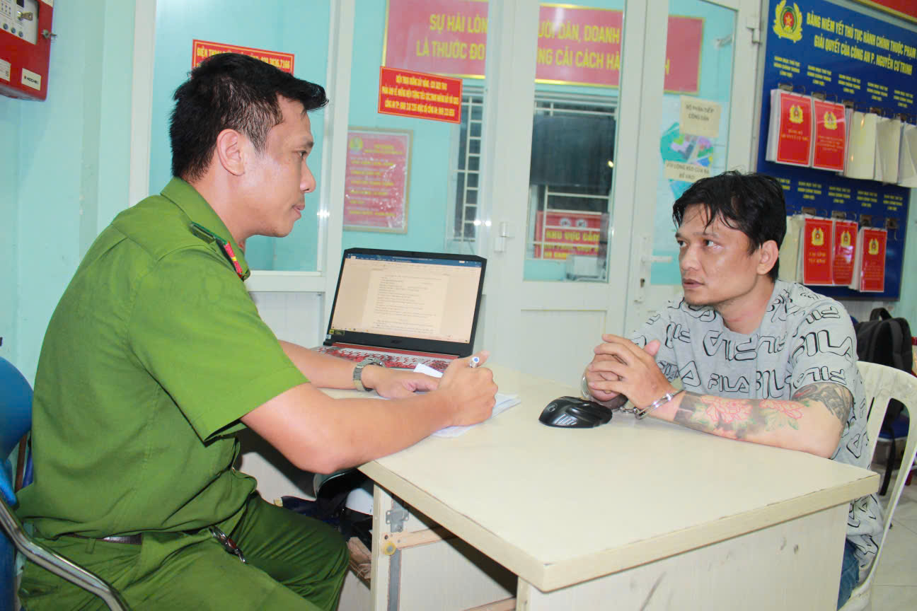 Giật d&acirc;y chuyền của du kh&aacute;ch Đức, 2 đối tượng bị cảnh s&aacute;t h&igrave;nh sự t&oacute;m gọn - Ảnh 1.