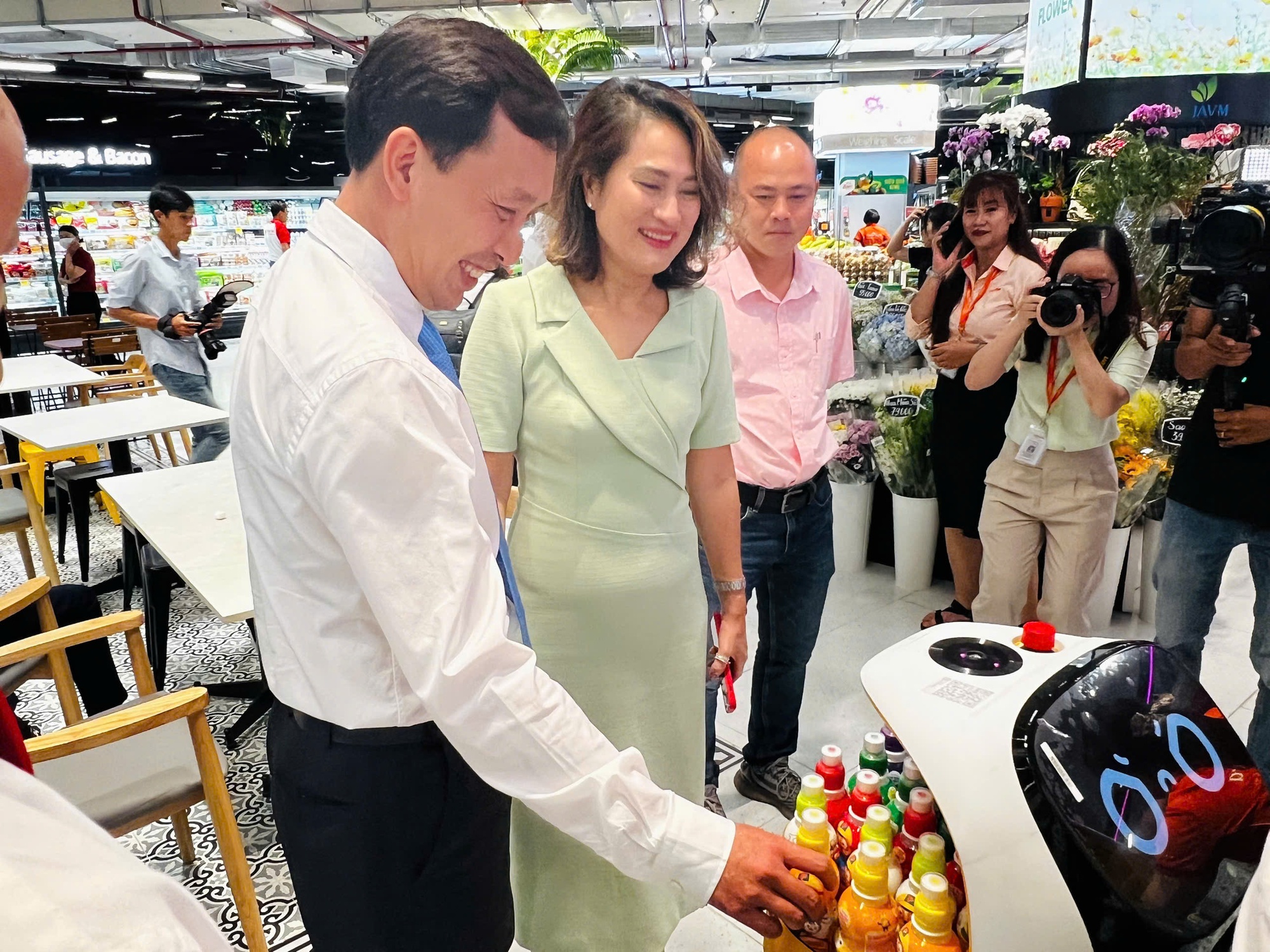 TP HCM vừa có thêm một đại siêu thị, đưa Robot AI vào phục vụ khách- Ảnh 1.