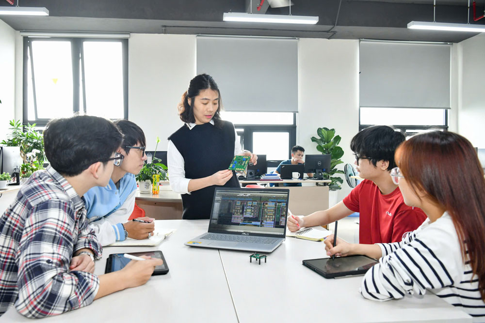 PGS-TS Phạm Nguyễn Thanh Loan trao đổi b&agrave;i học với sinh vi&ecirc;n. (Ảnh do nh&acirc;n vật cung cấp)