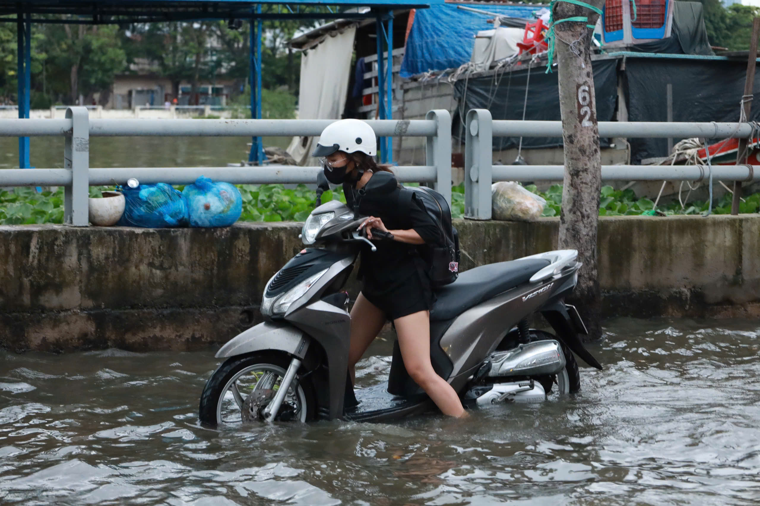 Đường Trần Xuân Soạn thành sông, loạt xe chết máy, nhiều người chỉ biết chịu trận- Ảnh 9.
