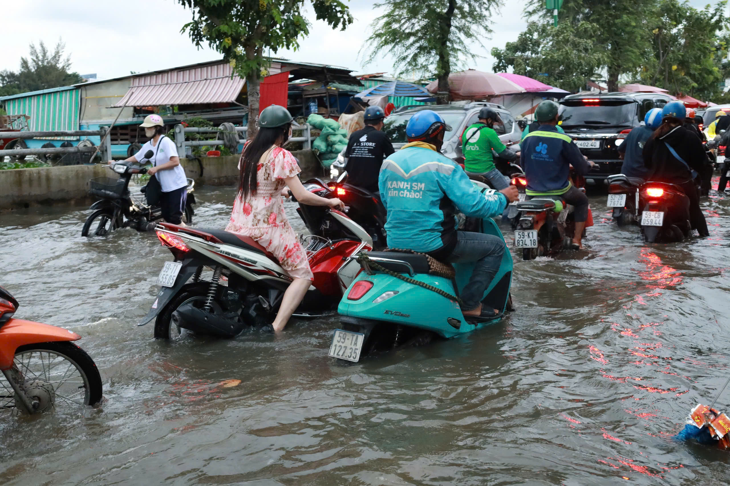 Đường Trần Xuân Soạn thành sông, loạt xe chết máy, nhiều người chỉ biết chịu trận- Ảnh 8.