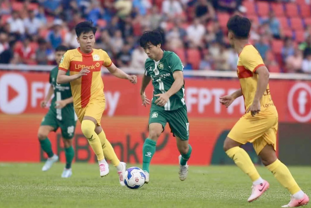 Công Phượng lập công, HLV Kim Sang-sik xuống sân hỏi thăm- Ảnh 1.