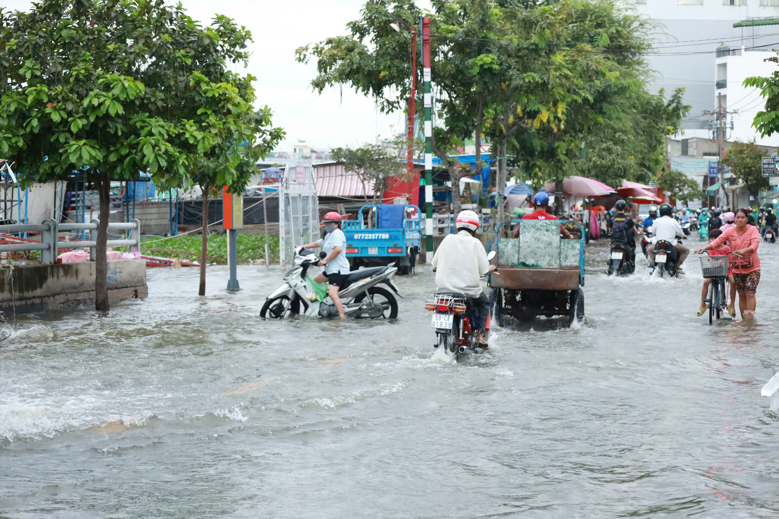 Đường Trần Xuân Soạn thành sông, loạt xe chết máy, nhiều người chỉ biết chịu trận- Ảnh 4.