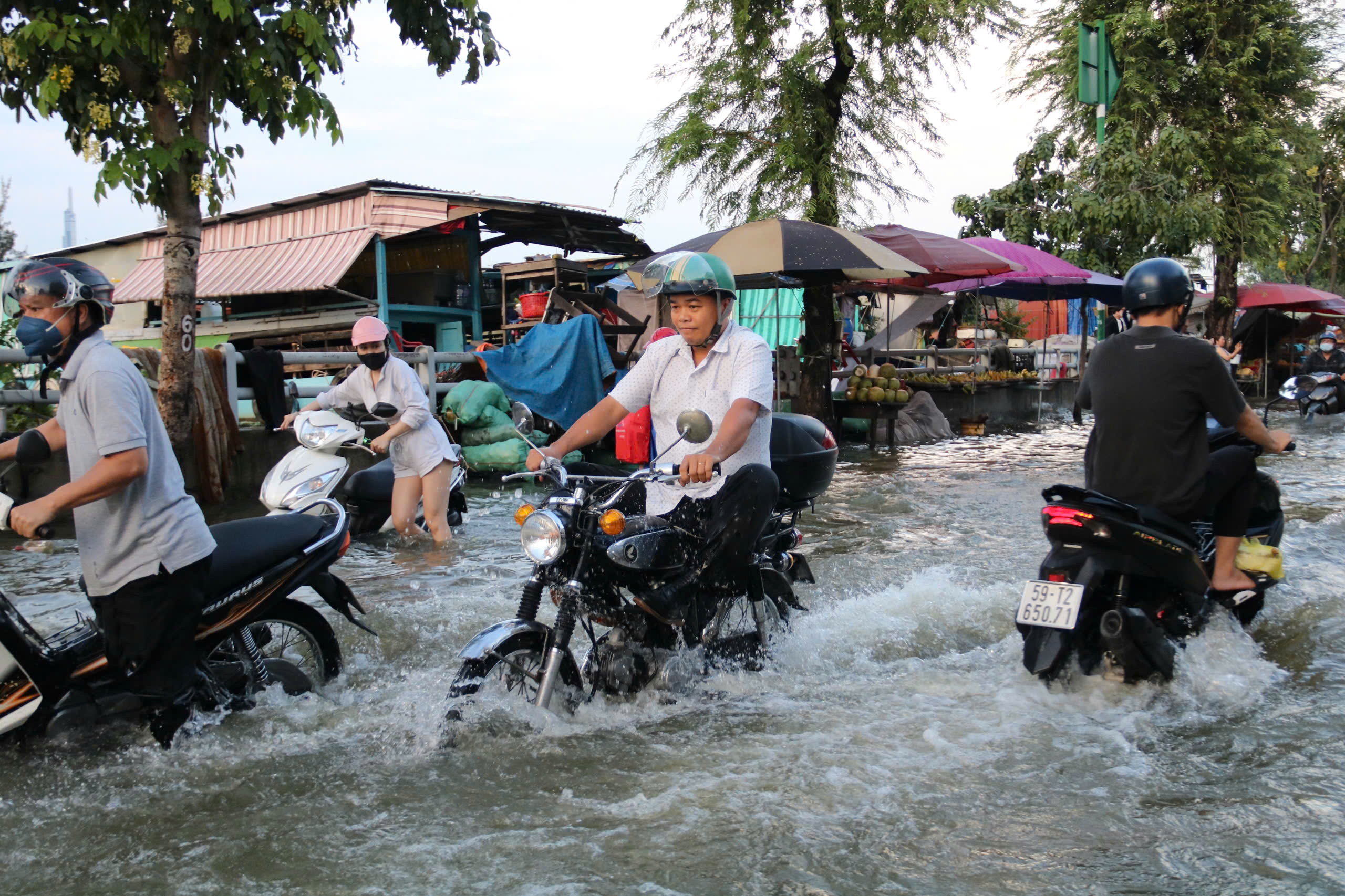 Đường Trần Xuân Soạn thành sông, loạt xe chết máy, nhiều người chỉ biết chịu trận- Ảnh 7.