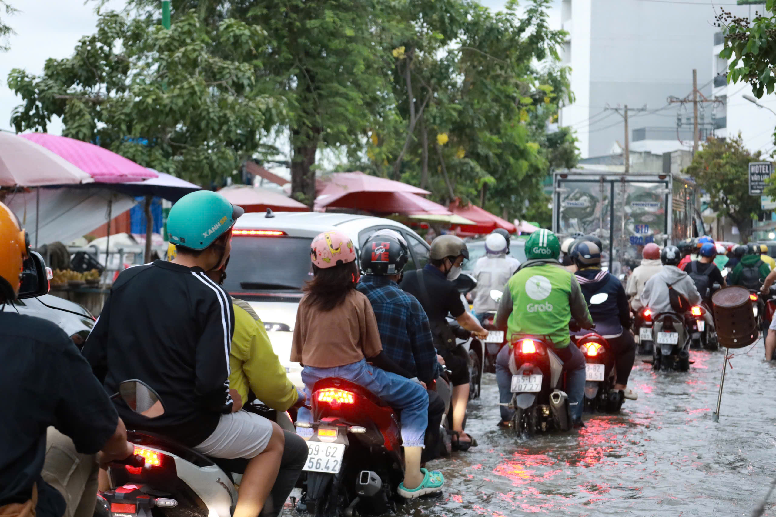 Đường Trần Xuân Soạn thành sông, loạt xe chết máy, nhiều người chỉ biết chịu trận- Ảnh 10.