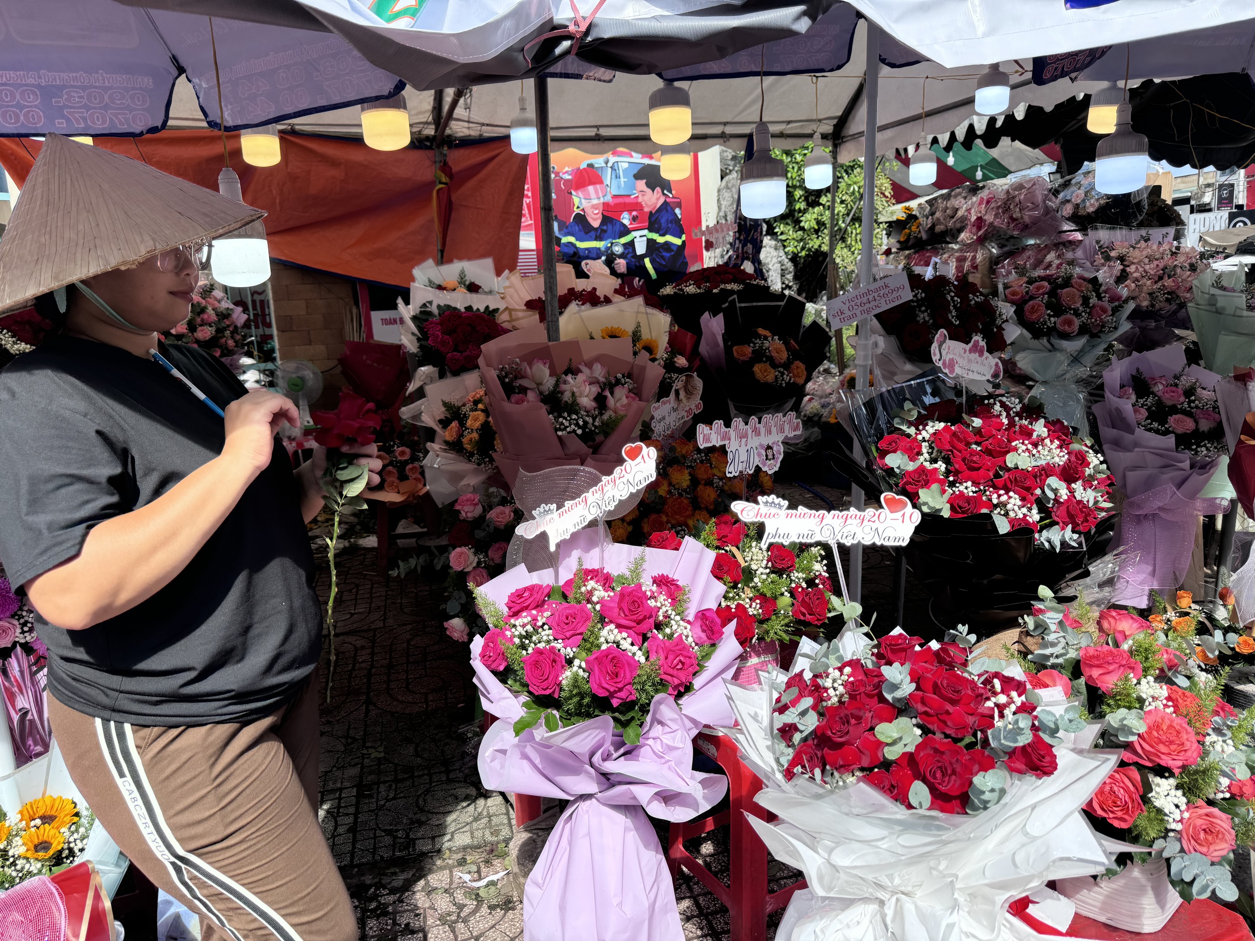Nhộn nhịp thị trường hoa tươi trước ng&agrave;y lễ 20-10- Ảnh 4.
