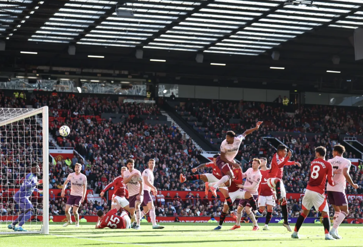 Ngược d&ograve;ng hạ Brentford s&acirc;n nh&agrave;, Man United trở lại... Top 10 Ngoại hạng Anh- Ảnh 3.