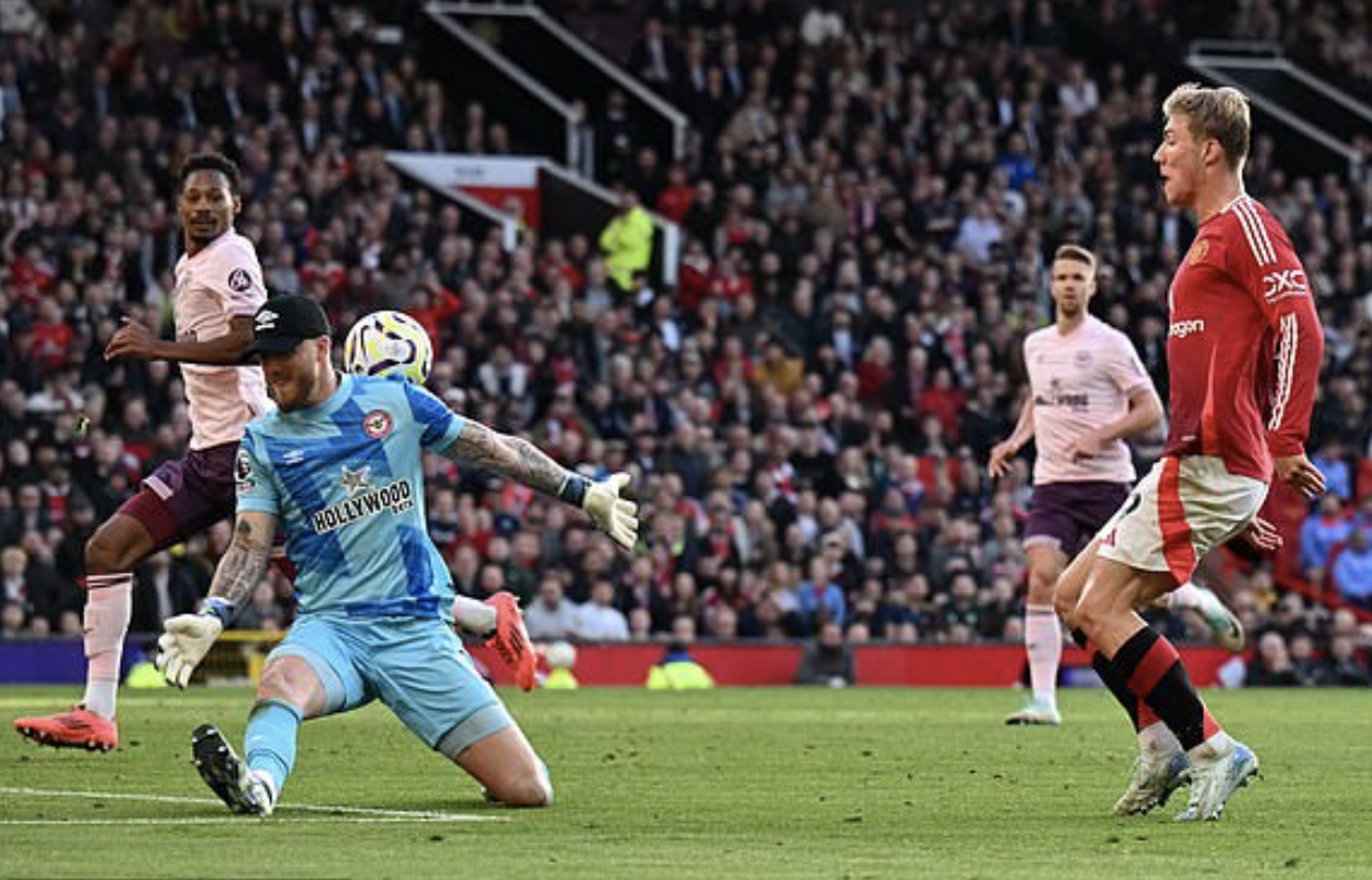 Ngược d&ograve;ng hạ Brentford s&acirc;n nh&agrave;, Man United trở lại... Top 10 Ngoại hạng Anh- Ảnh 5.