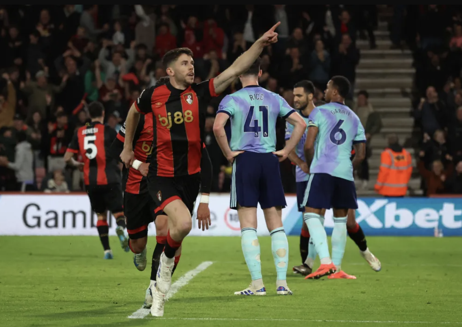 Thảm họa ph&ograve;ng ngự, Arsenal thua sốc Bournemouth- Ảnh 4.