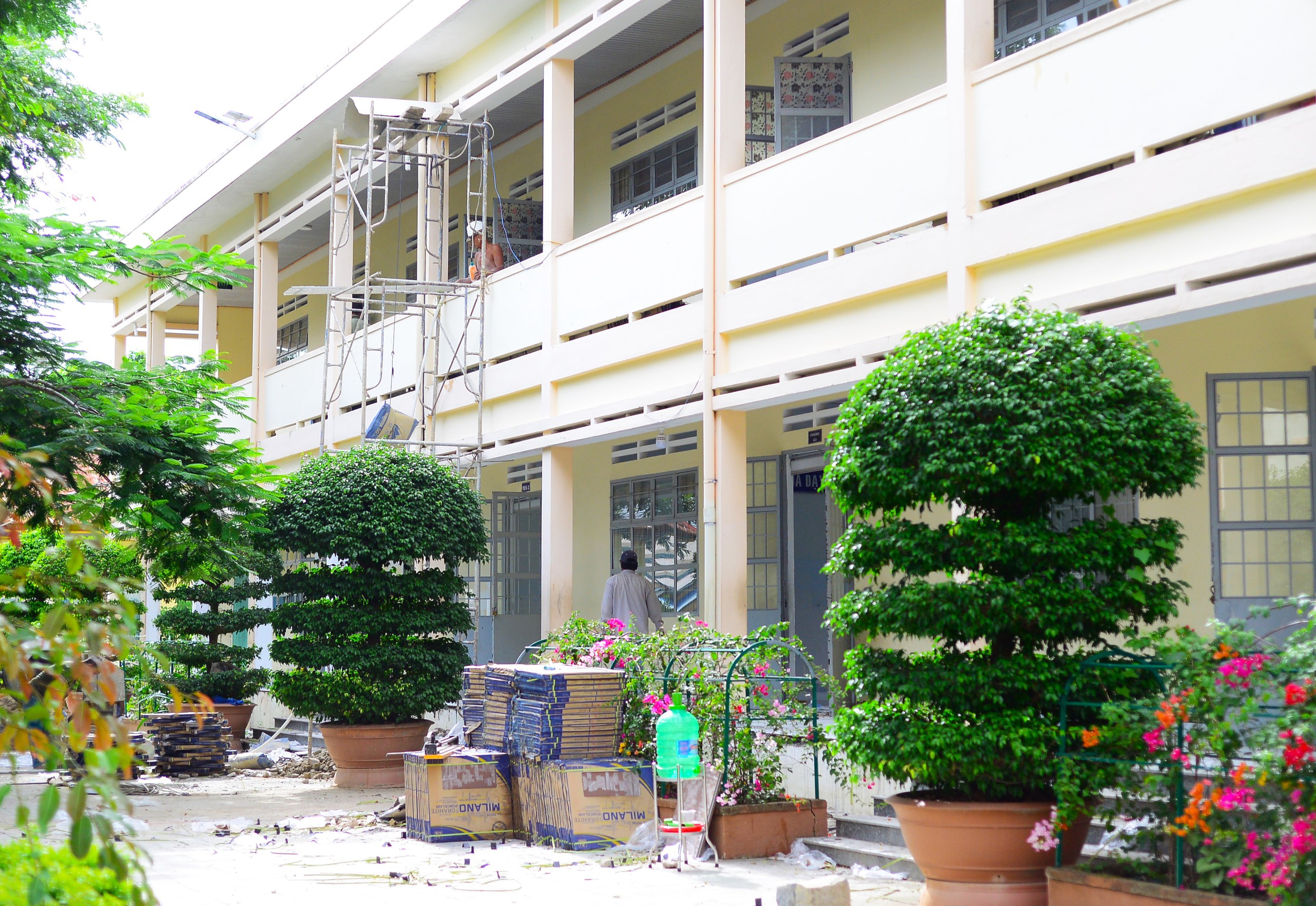 C&ocirc;ng nh&acirc;n thi c&ocirc;ng g&oacute;i thầu sửa chữa khối ph&ograve;ng học của Trường THCS Thạnh Mỹ. (Ảnh chụp trước ng&agrave;y khai giảng năm học mới)