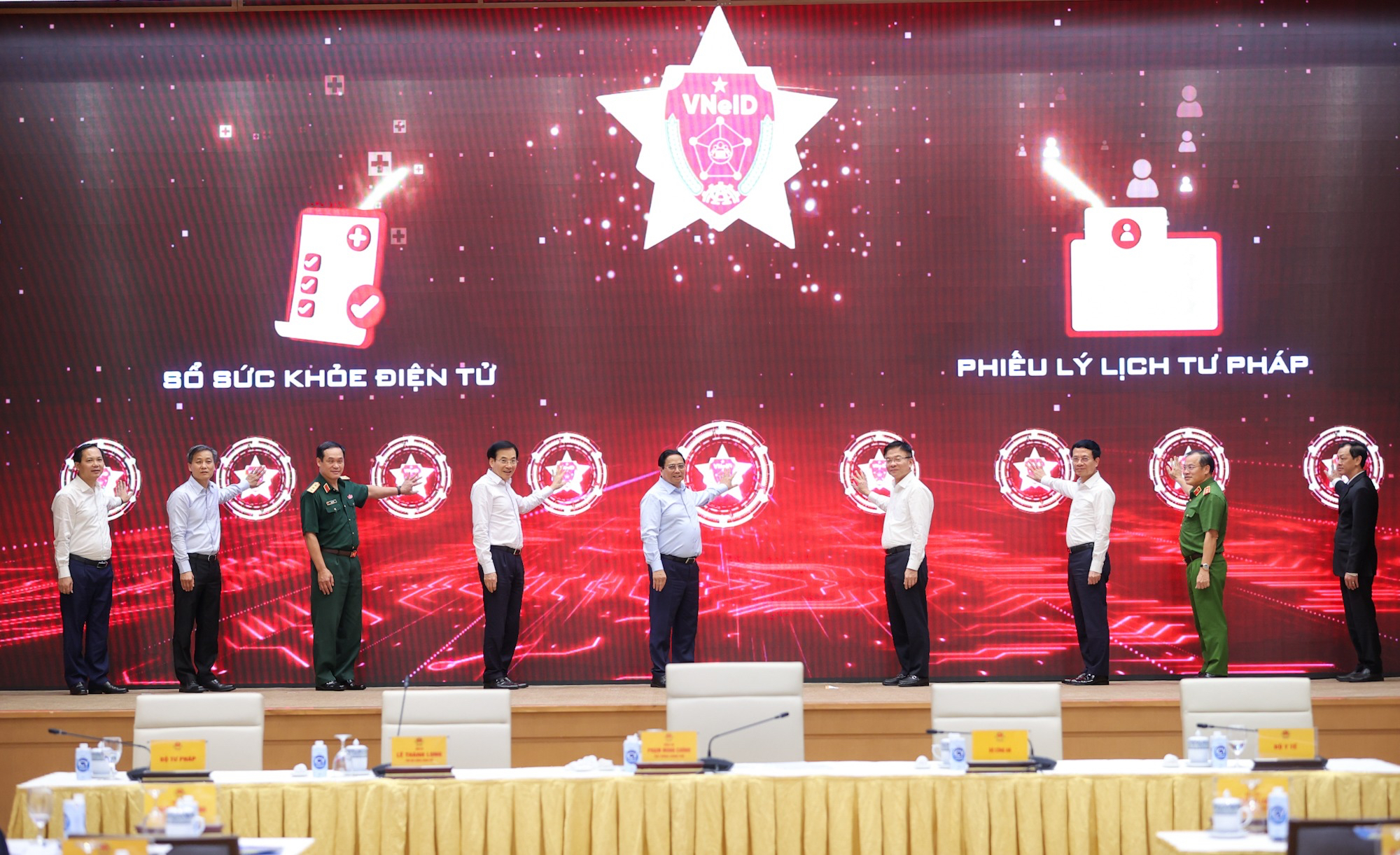 Thủ tướng Phạm Minh Chính cùng các đại biểu bấm nút triển khai sổ sức khỏe điện tử và cấp phiếu lý lịch tư pháp qua VNeID trên toàn quốcẢnh: Nhật Bắc