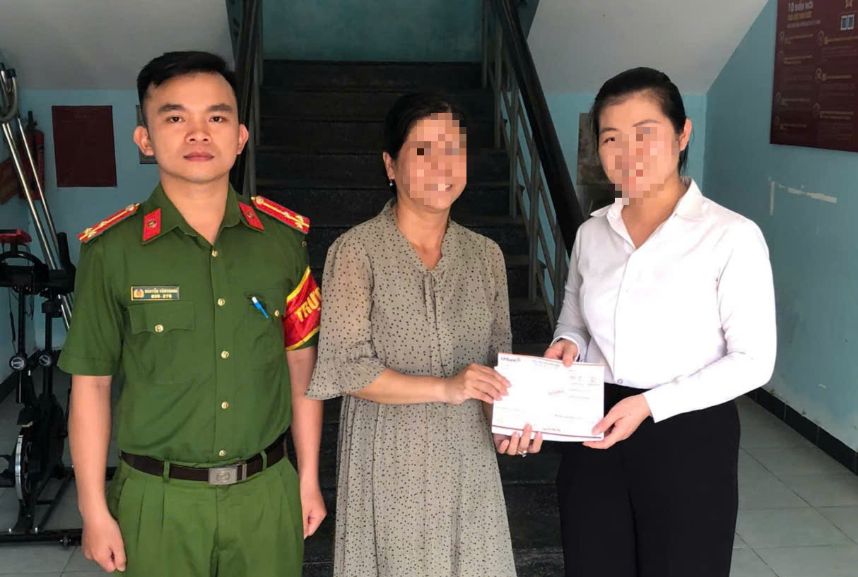 Người phụ nữ ở Huế bất ngờ nhận được 300 triệu đồng v&agrave;o t&agrave;i khoản- Ảnh 1.