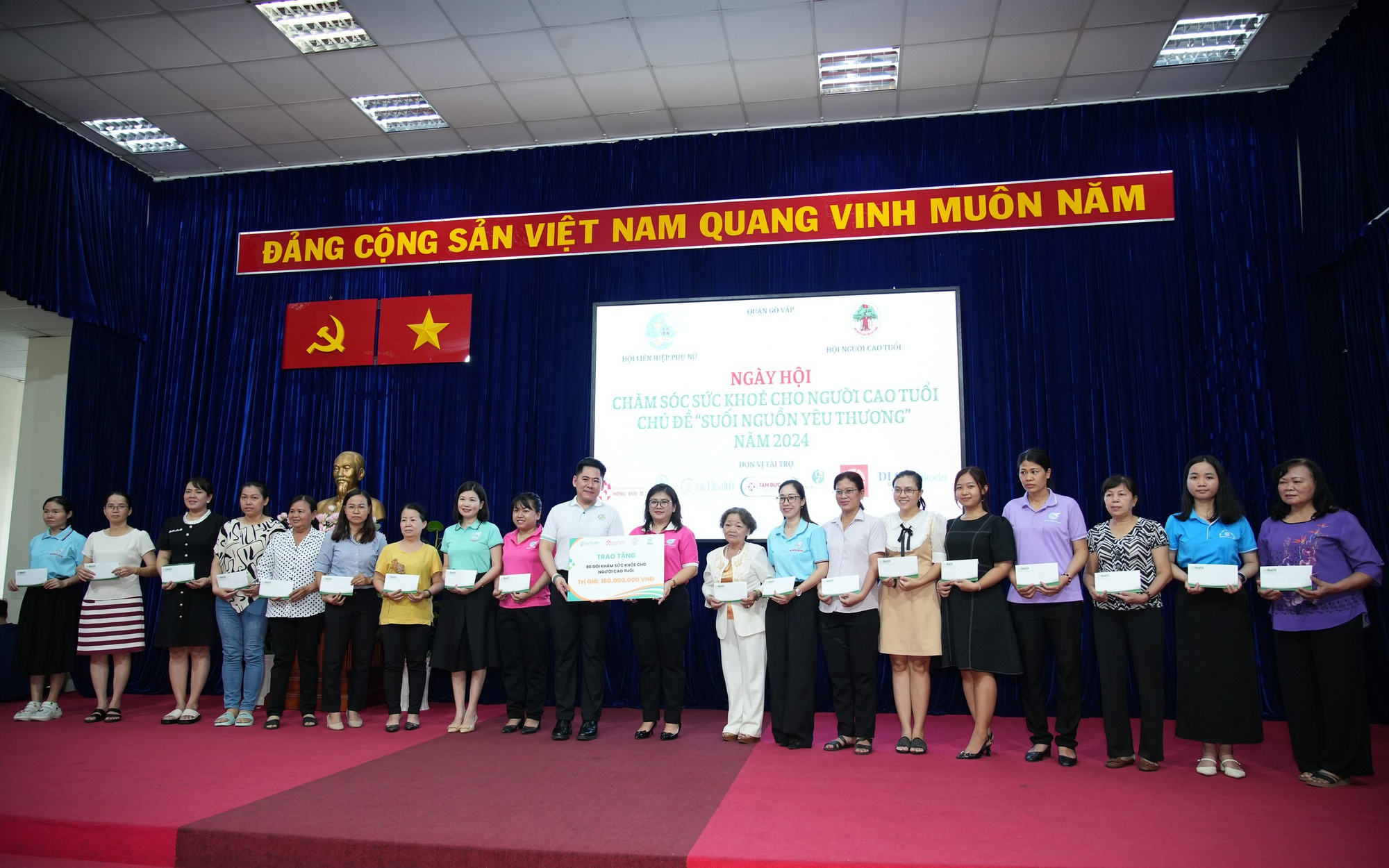 Gần 300 người cao tuổi được tặng quà, tư vấn sức khoẻ miễn phí