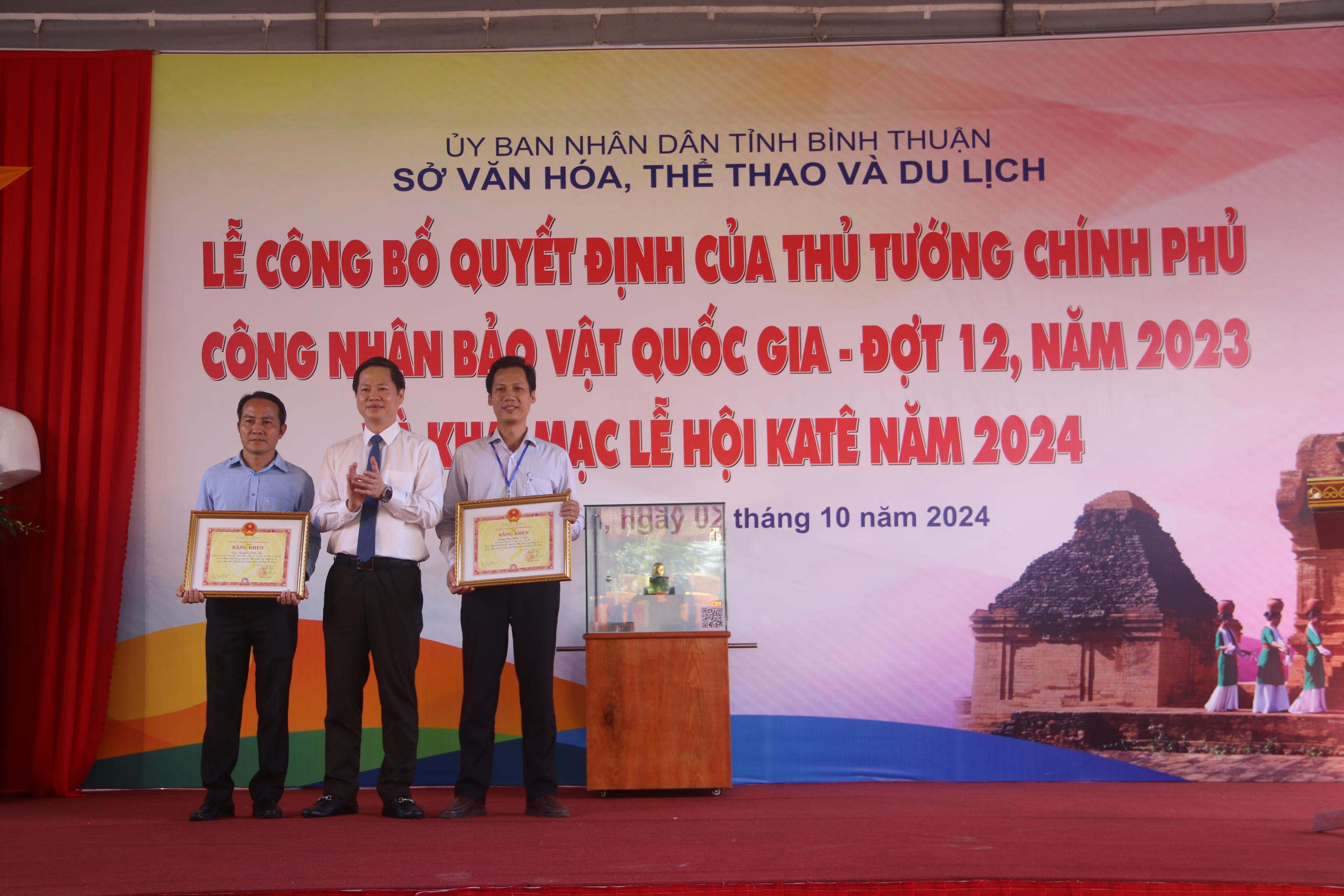 Lần đầu tiên giới thiệu bảo vật quốc gia Linga vàng ròng đến công chúng- Ảnh 1.