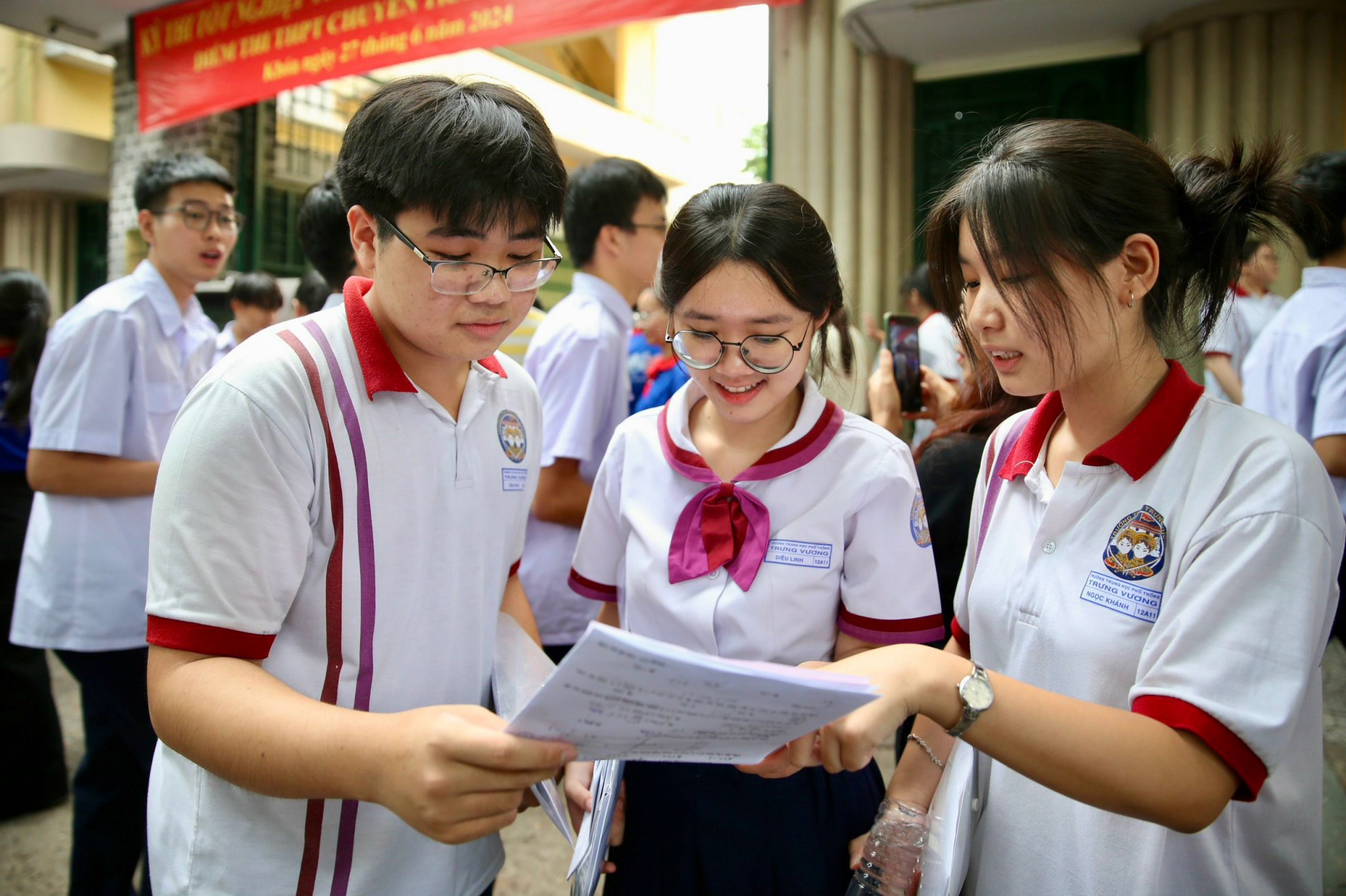 Chật vật với chương tr&igrave;nh gi&aacute;o dục phổ th&ocirc;ng mới (*): Thấp thỏm đổi mới thi cử- Ảnh 1.