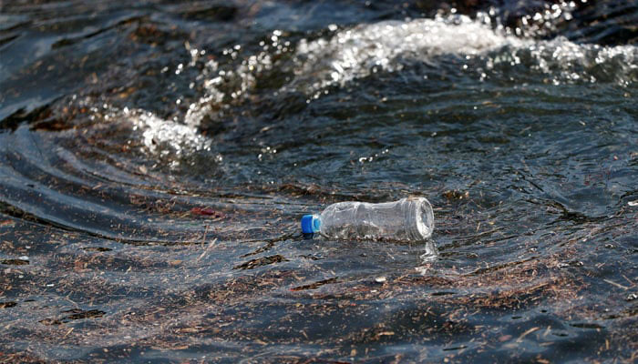 Chai nhựa tr&ocirc;i tr&ecirc;n biển gần cảng c&aacute; ở Isumi, ph&iacute;a Đ&ocirc;ng Tokyo - Nhật Bản. Ảnh: REUTERS