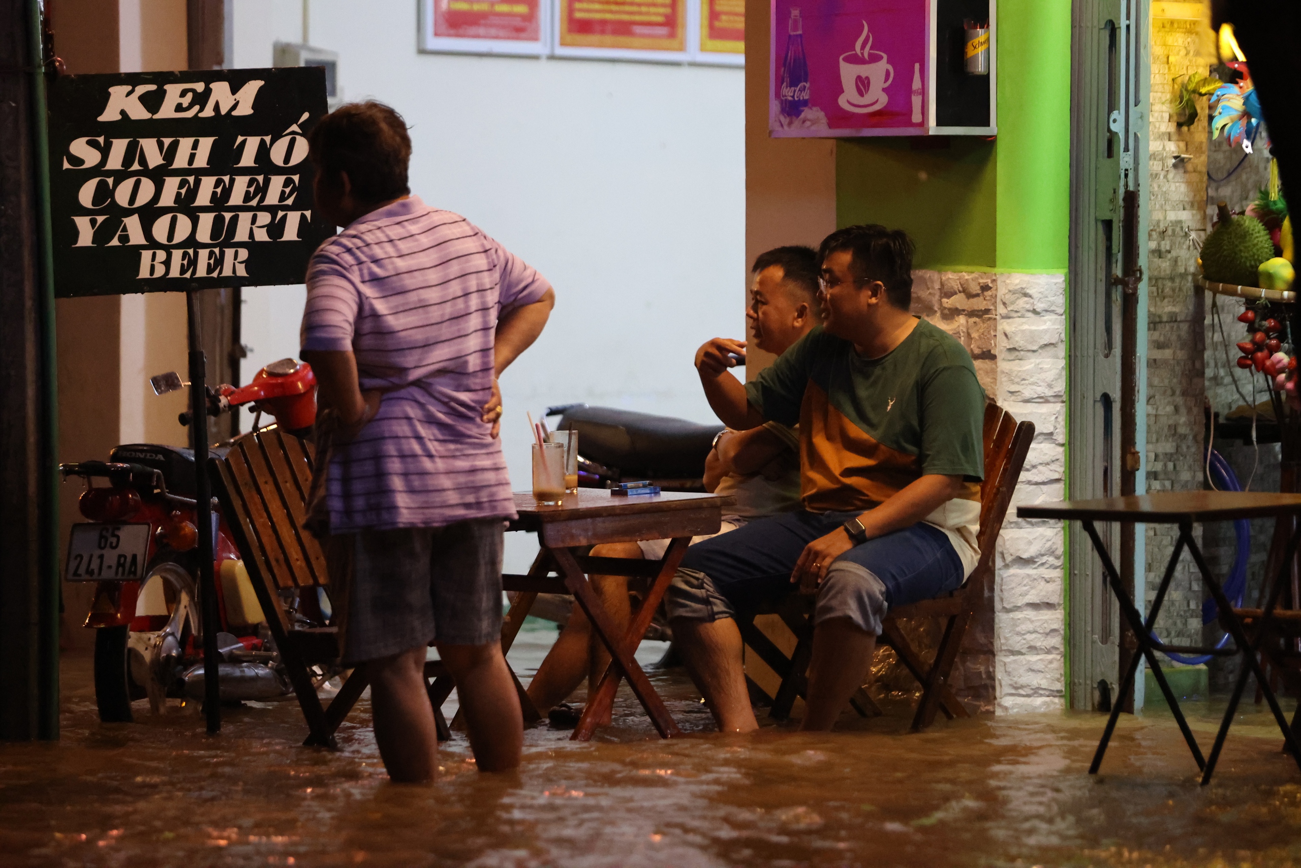 VIDEO: Bến Ninh Kiều ngập s&acirc;u v&igrave; nước lũ v&agrave; triều cường- Ảnh 7.