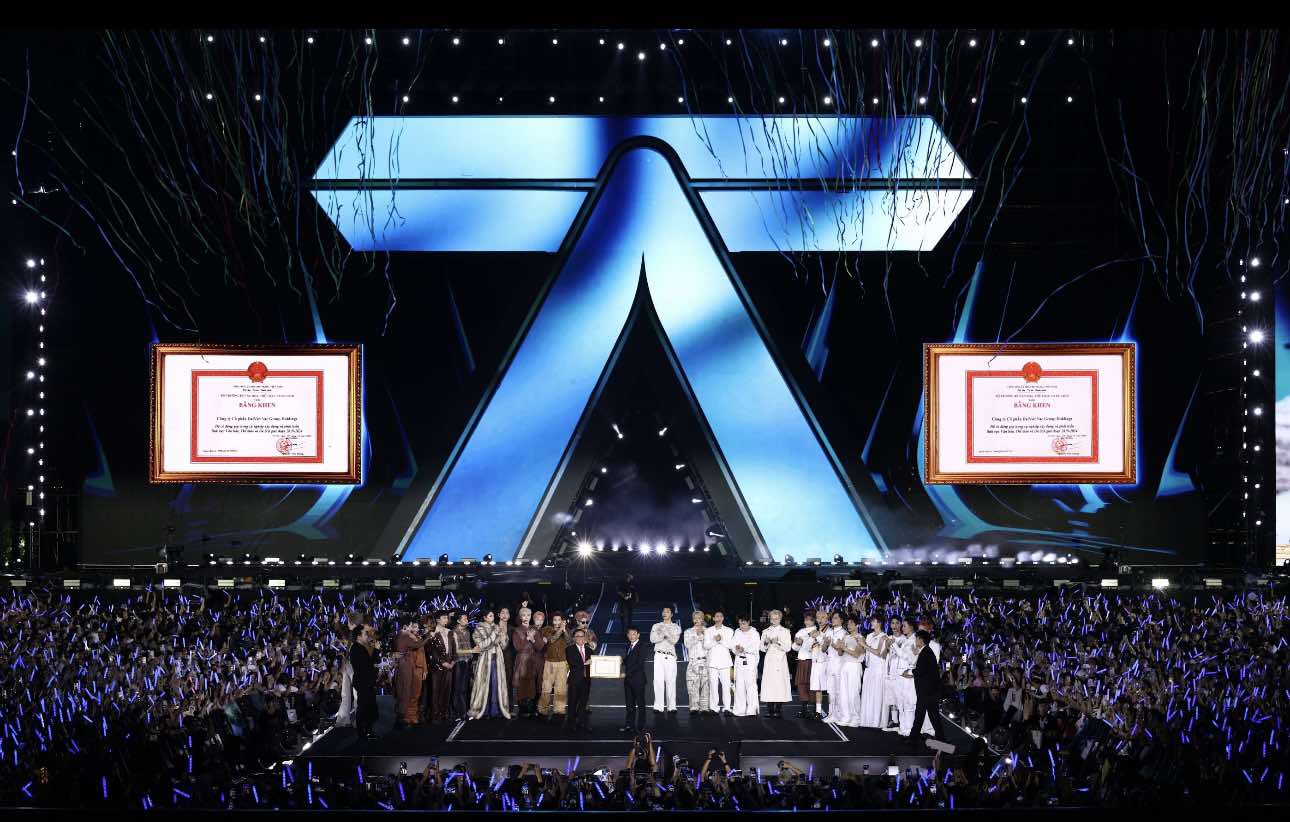 DatVietVAC nhận bằng khen của Bộ VHTT v&agrave; DL tại Đ&ecirc;m 2 "Anh trai say hi" Concert 2024- Ảnh 2.