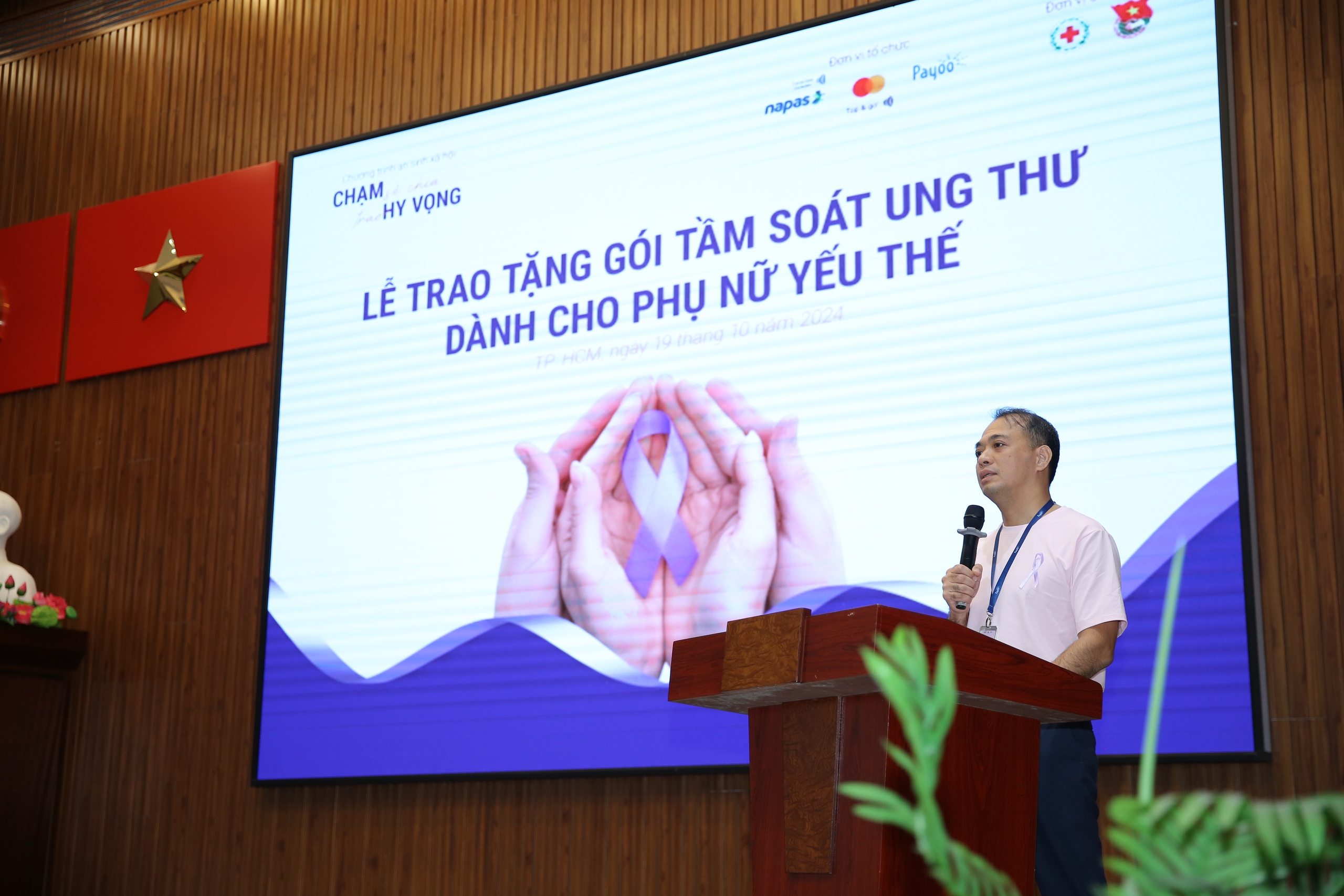 NAPAS v&agrave; Mastercard trao 2.010 suất tầm so&aacute;t ung thư cho phụ nữ kh&oacute; khăn- Ảnh 1.