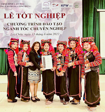 Chị Nguyễn Ngọc Tuyết Trinh, Ph&oacute; Tổng Gi&aacute;m đốc Đối ngoại v&agrave; Ph&aacute;t triển bền vững - L&rsquo;Oreal Việt Nam (thứ ba từ tr&aacute;i sang), trao giấy chứng nhận cho học vi&ecirc;n ho&agrave;n th&agrave;nh kh&oacute;a học tại tỉnh Lai Ch&acirc;u