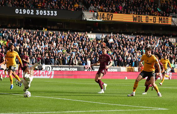 Hai hậu vệ lập công, Man City giành 3 điểm tranh cãi- Ảnh 1.