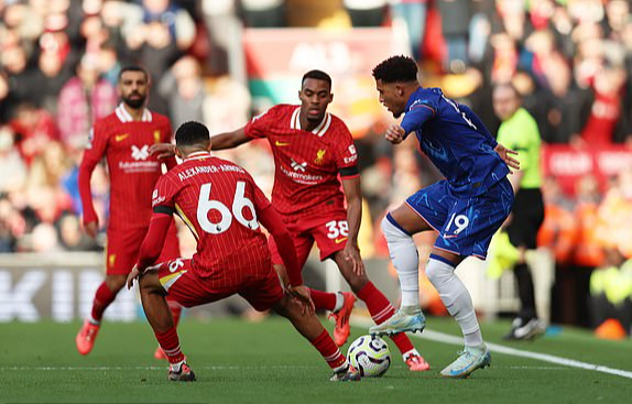 Liverpool quật ngã Chelsea, lấy lại ngôi đầu Ngoại hạng Anh- Ảnh 1.