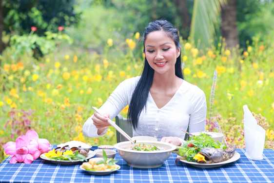 Hoa hậu H&rsquo;Hen Ni&ecirc; quảng b&aacute; ẩm thực Long An. Ảnh: L.AN