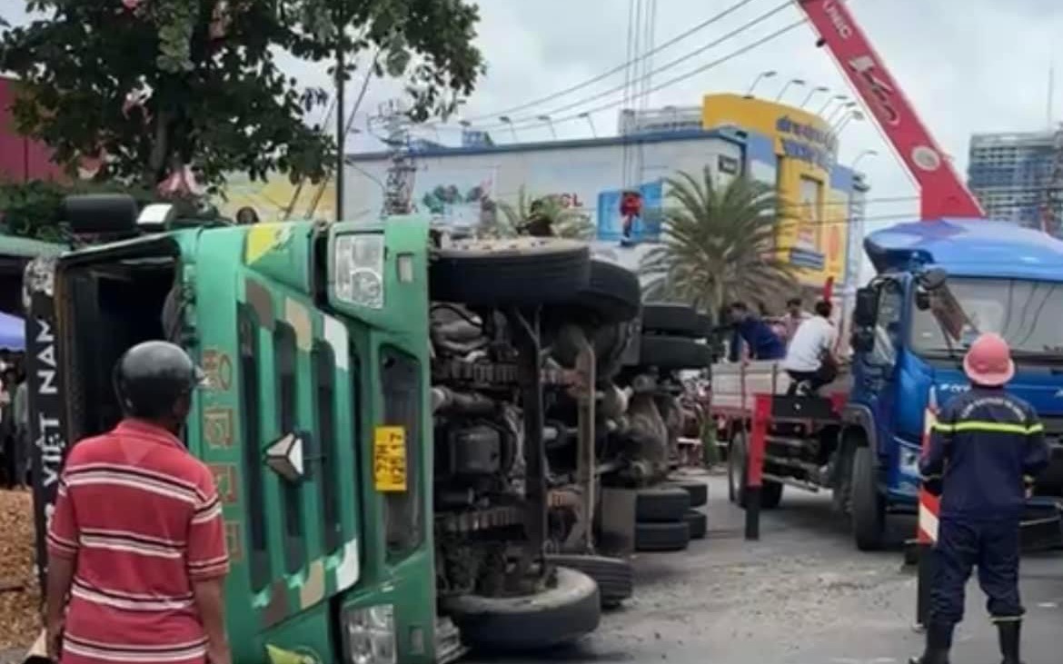 Xe tải chở dăm gỗ lật đè 3 người đi đường tử vong