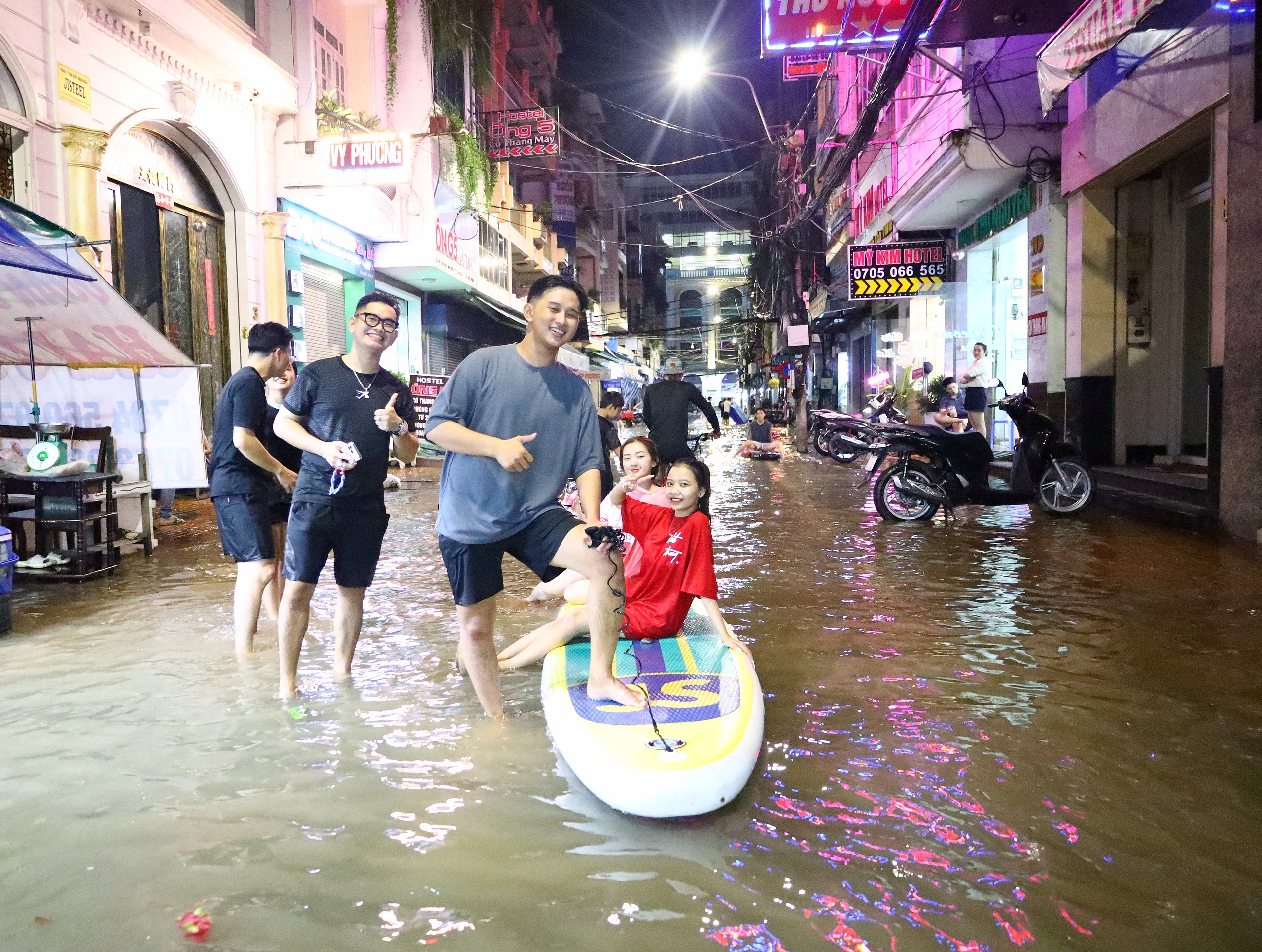 VIDEO: Bến Ninh Kiều ngập s&acirc;u v&igrave; nước lũ v&agrave; triều cường- Ảnh 18.