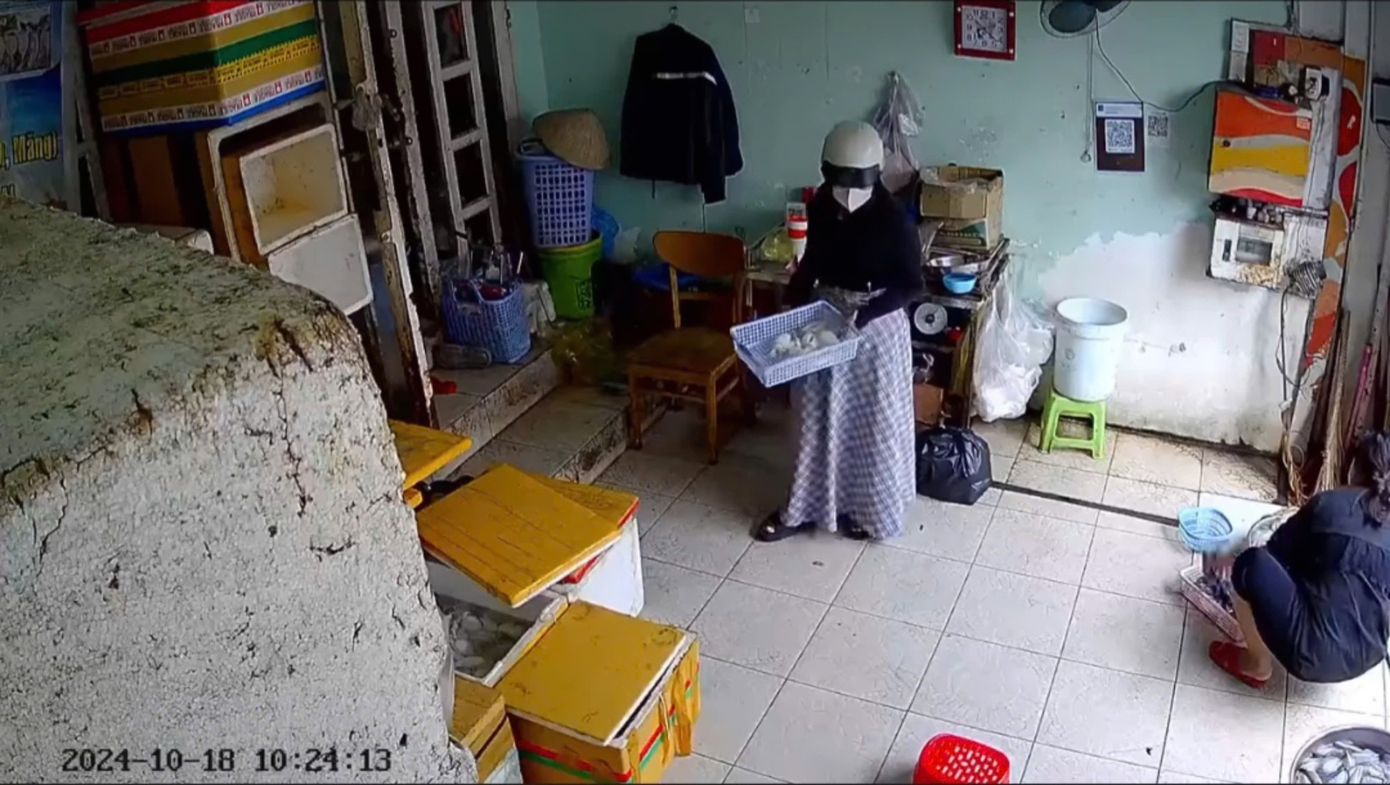 Clip người phụ nữ bịt mặt g&acirc;y hai vụ phạm ph&aacute;p ở Thủ Đức- Ảnh 1.
