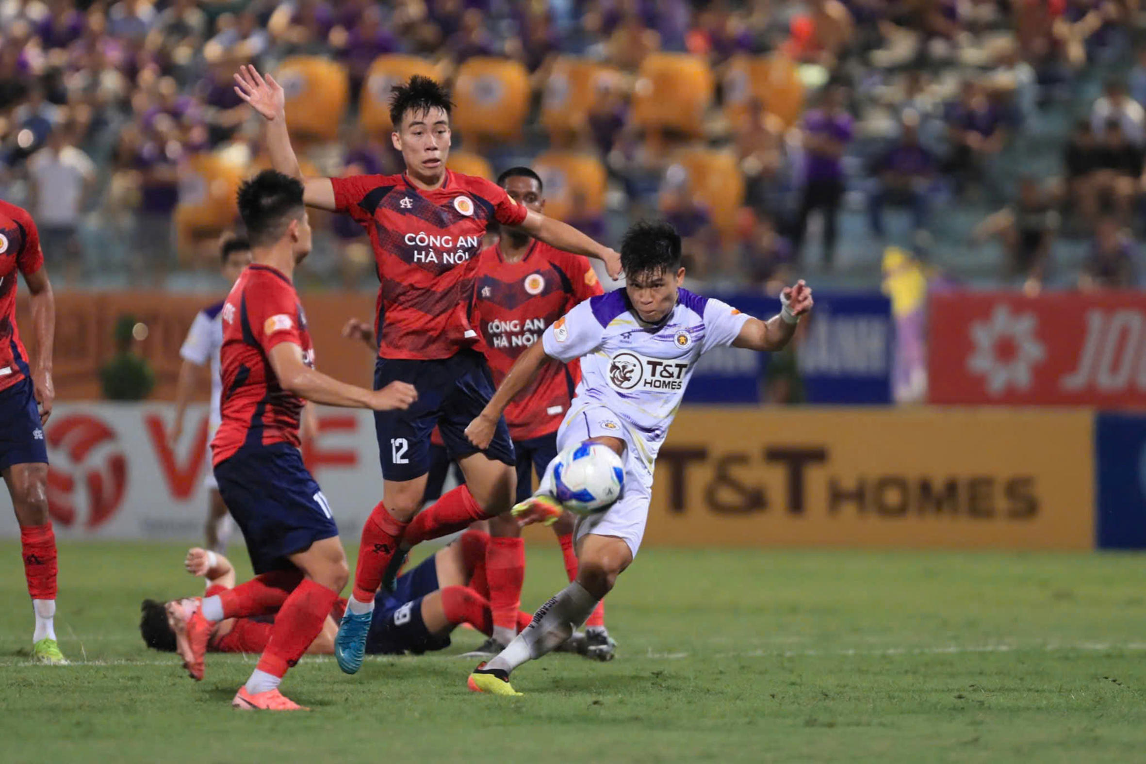Kịch tính cuộc đua tốp đầu V-League- Ảnh 1.