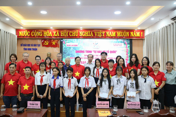 Một chuyến về nguồn kết hợp c&ocirc;ng t&aacute;c x&atilde; hội của Chi bộ Ph&oacute;ng vi&ecirc;n thuộc Đảng bộ B&aacute;o Người Lao Động tại tỉnh Ninh Thuận  Ảnh: HO&Agrave;NG TRIỀU