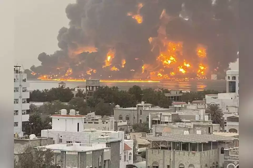 Israel kh&ocirc;ng k&iacute;ch cảng Al-Hudaydah, một cảng lớn do Houthi kiểm so&aacute;t ở miền T&acirc;y Yemen hồi th&aacute;ng 7-2024. Ảnh: Arab Networks