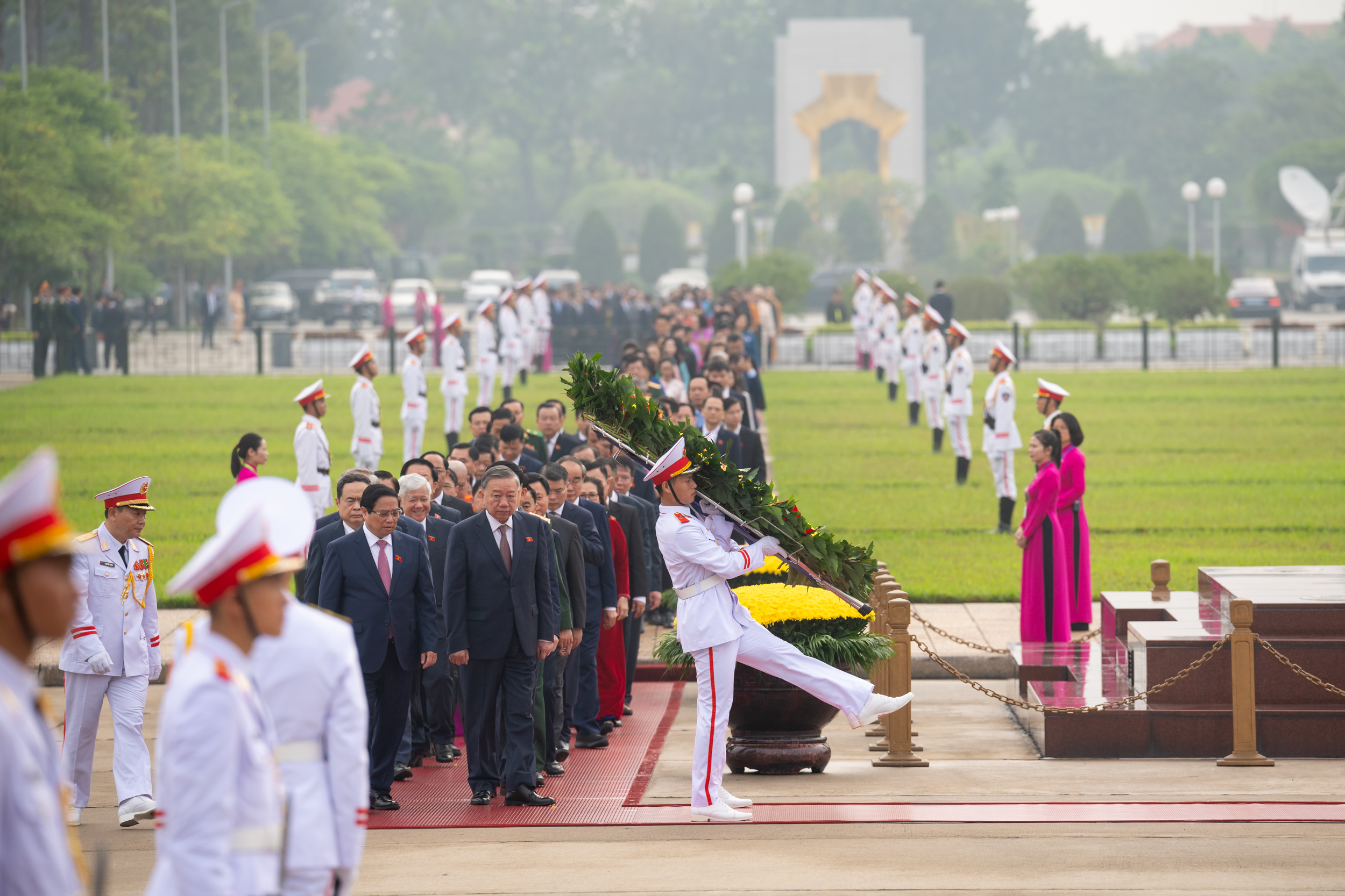 L&atilde;nh đạo Đảng, Nh&agrave; nước v&agrave; c&aacute;c đại biểu Quốc hội v&agrave;o Lăng viếng Chủ tịch Hồ Ch&iacute; Minh- Ảnh 1.