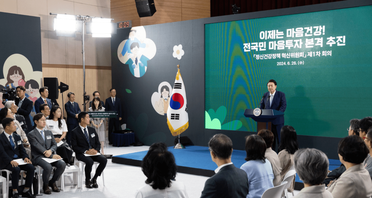 Tổng thống H&agrave;n Quốc Yoon Suk-yeol ph&aacute;t biểu về vấn đề sức khỏe t&acirc;m thần tại một sự kiện ở thủ đ&ocirc; Seoul h&ocirc;m 26-6 Ảnh: Văn ph&ograve;ng Tổng thống H&agrave;n Quốc