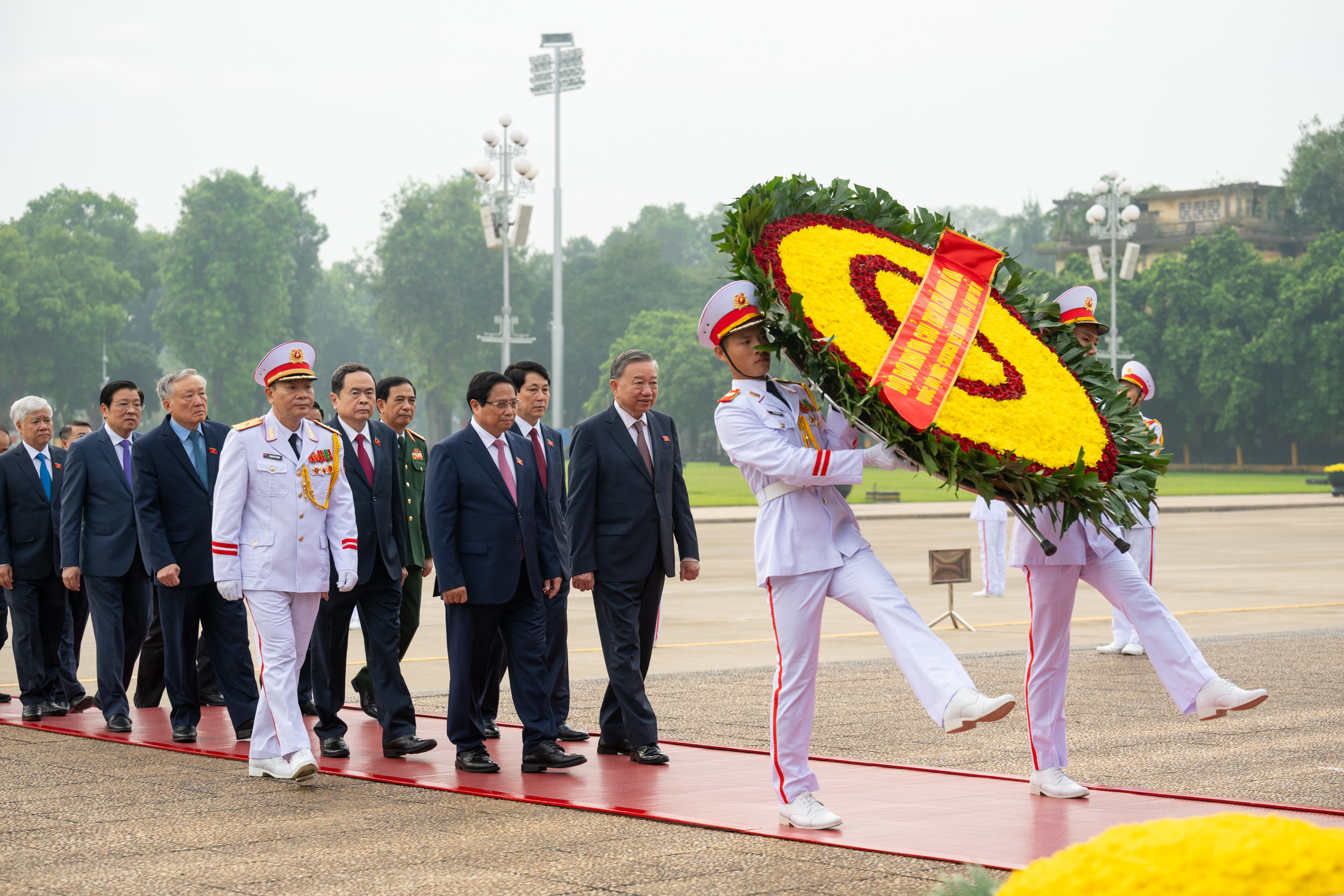 L&atilde;nh đạo Đảng, Nh&agrave; nước v&agrave; c&aacute;c đại biểu Quốc hội v&agrave;o Lăng viếng Chủ tịch Hồ Ch&iacute; Minh- Ảnh 2.