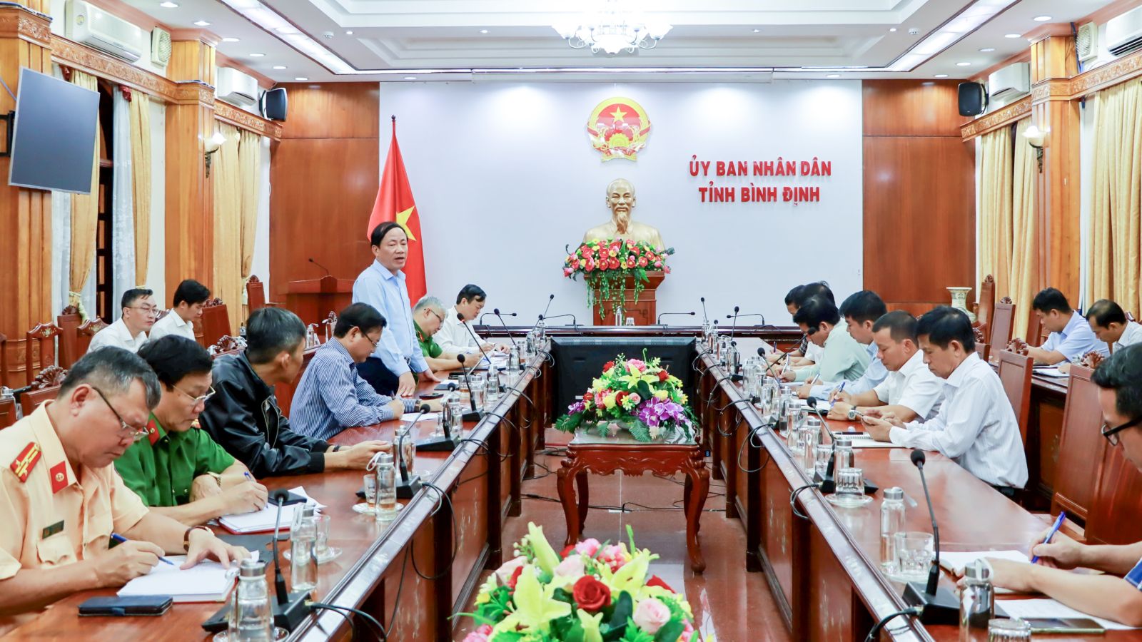 Chủ tịch tỉnh B&igrave;nh Định chủ tr&igrave; cuộc họp xử l&yacute; vụ lật xe đ&egrave; chết 3 người- Ảnh 1.