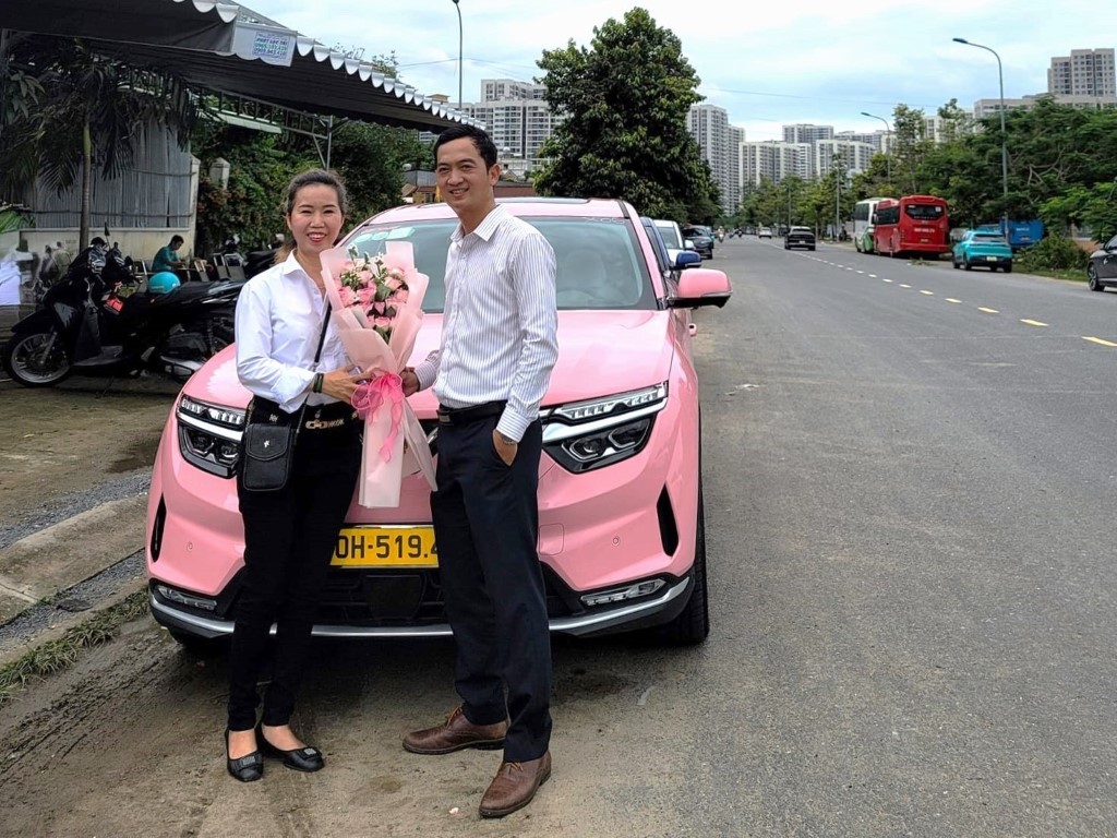 Chị Nguyễn Thị B&iacute;ch Phượng b&ecirc;n cạnh chiếc Xanh SM Luxury hồng "độc bản" tại TP HCM
