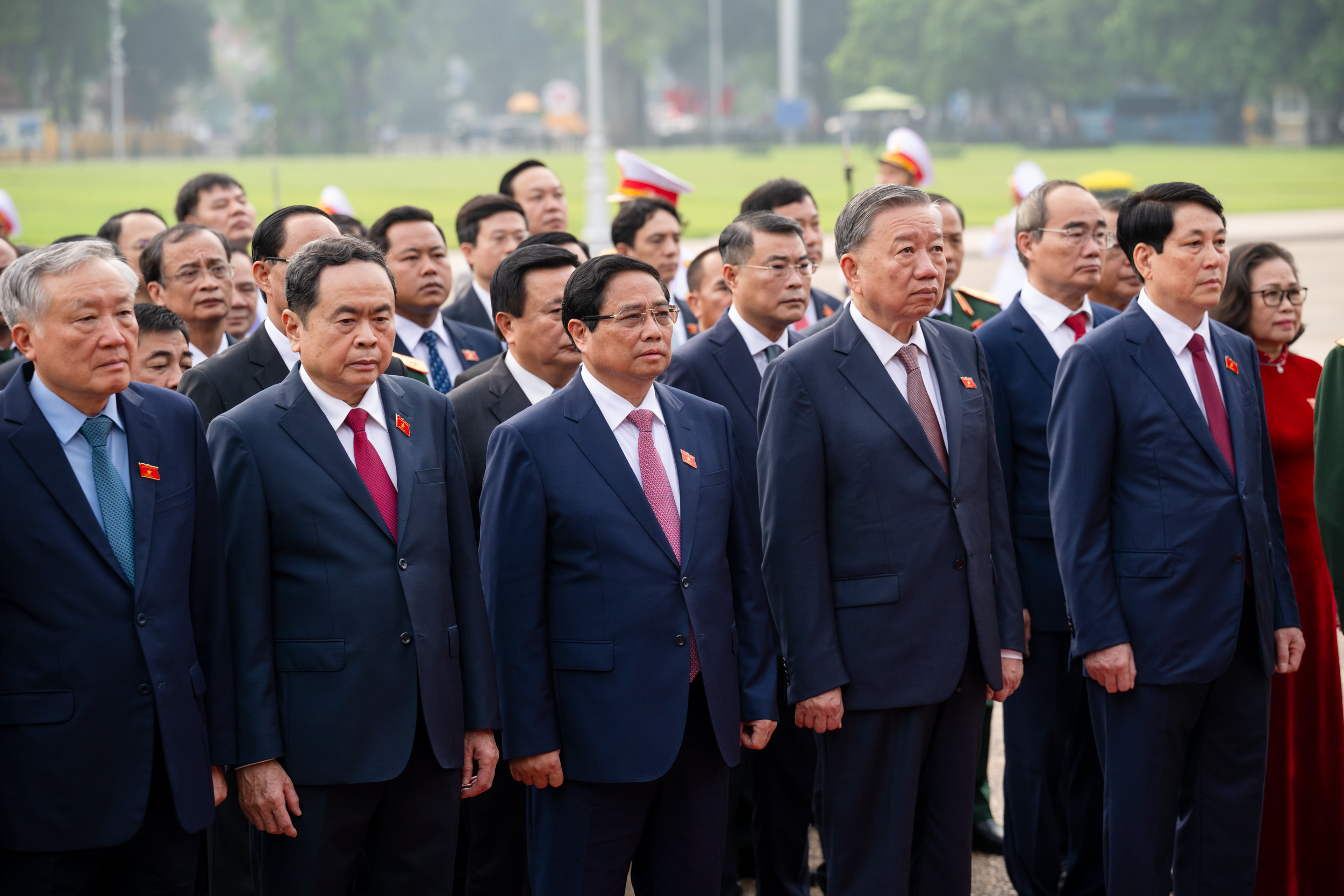 L&atilde;nh đạo Đảng, Nh&agrave; nước v&agrave; c&aacute;c đại biểu Quốc hội v&agrave;o Lăng viếng Chủ tịch Hồ Ch&iacute; Minh- Ảnh 3.