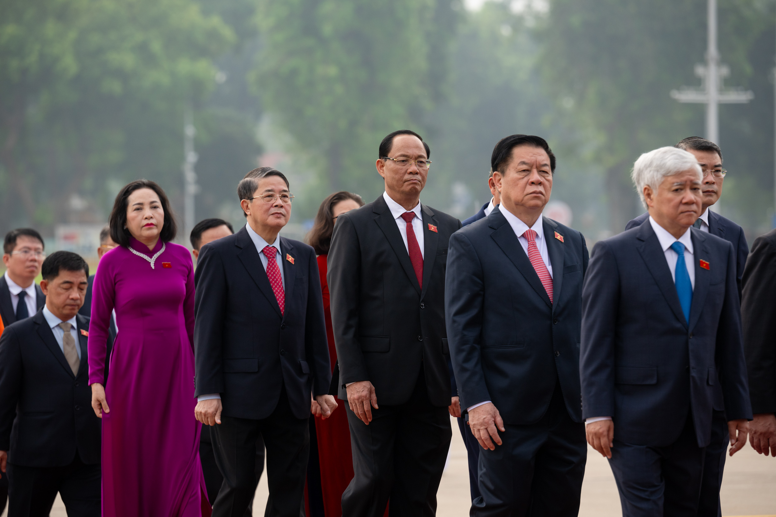 L&atilde;nh đạo Đảng, Nh&agrave; nước v&agrave; c&aacute;c đại biểu Quốc hội v&agrave;o Lăng viếng Chủ tịch Hồ Ch&iacute; Minh- Ảnh 4.