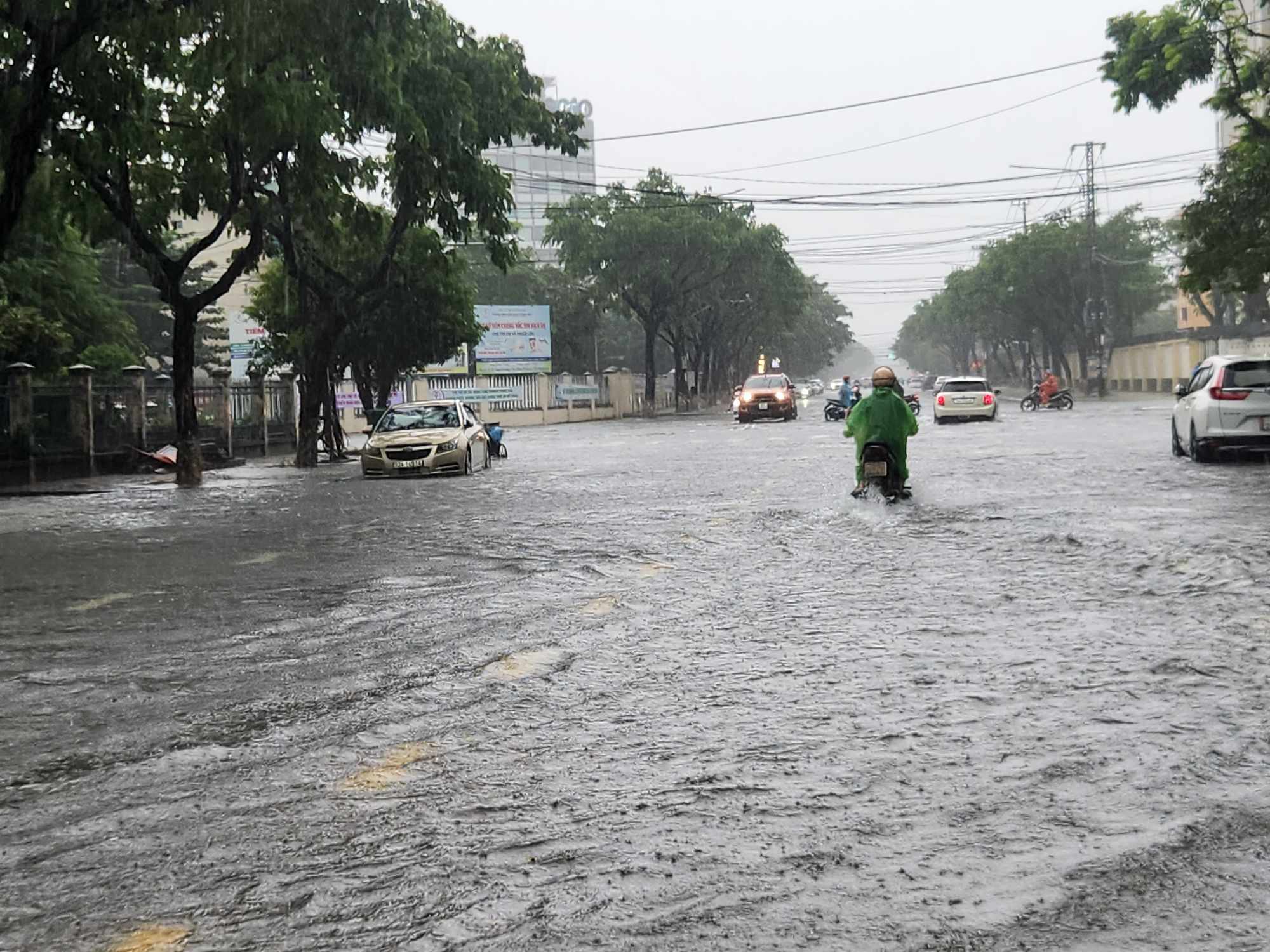 TP Đồng Hới và TP Tam Kỳ ngập nặng do mưa lớn kéo dài- Ảnh 22.