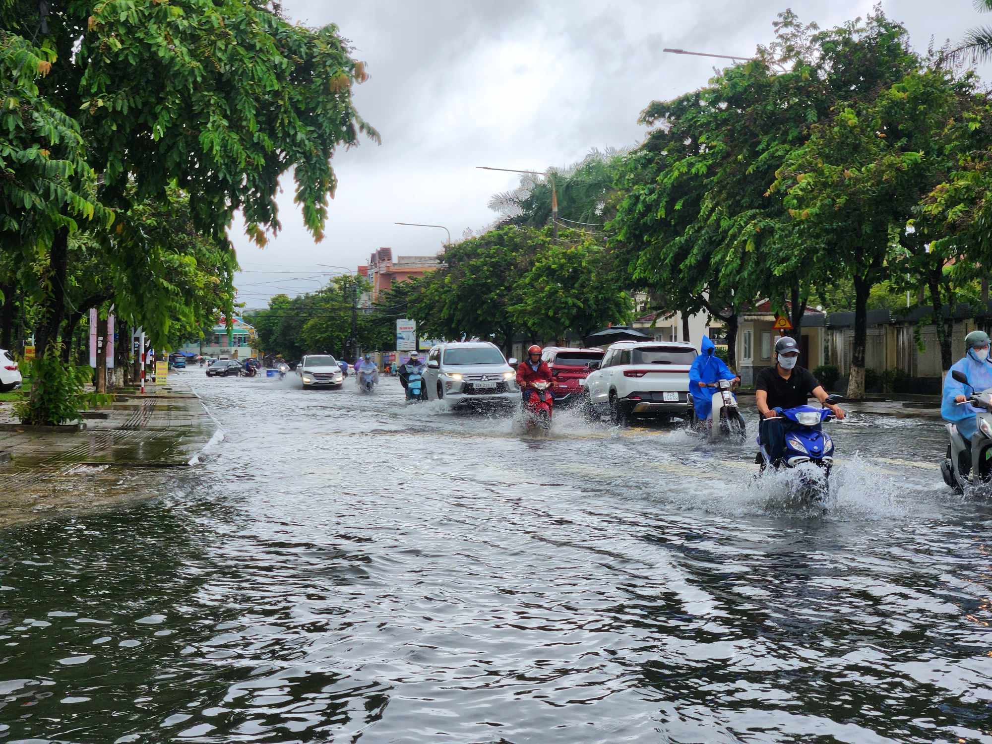 TP Đồng Hới và TP Tam Kỳ ngập nặng do mưa lớn kéo dài- Ảnh 9.