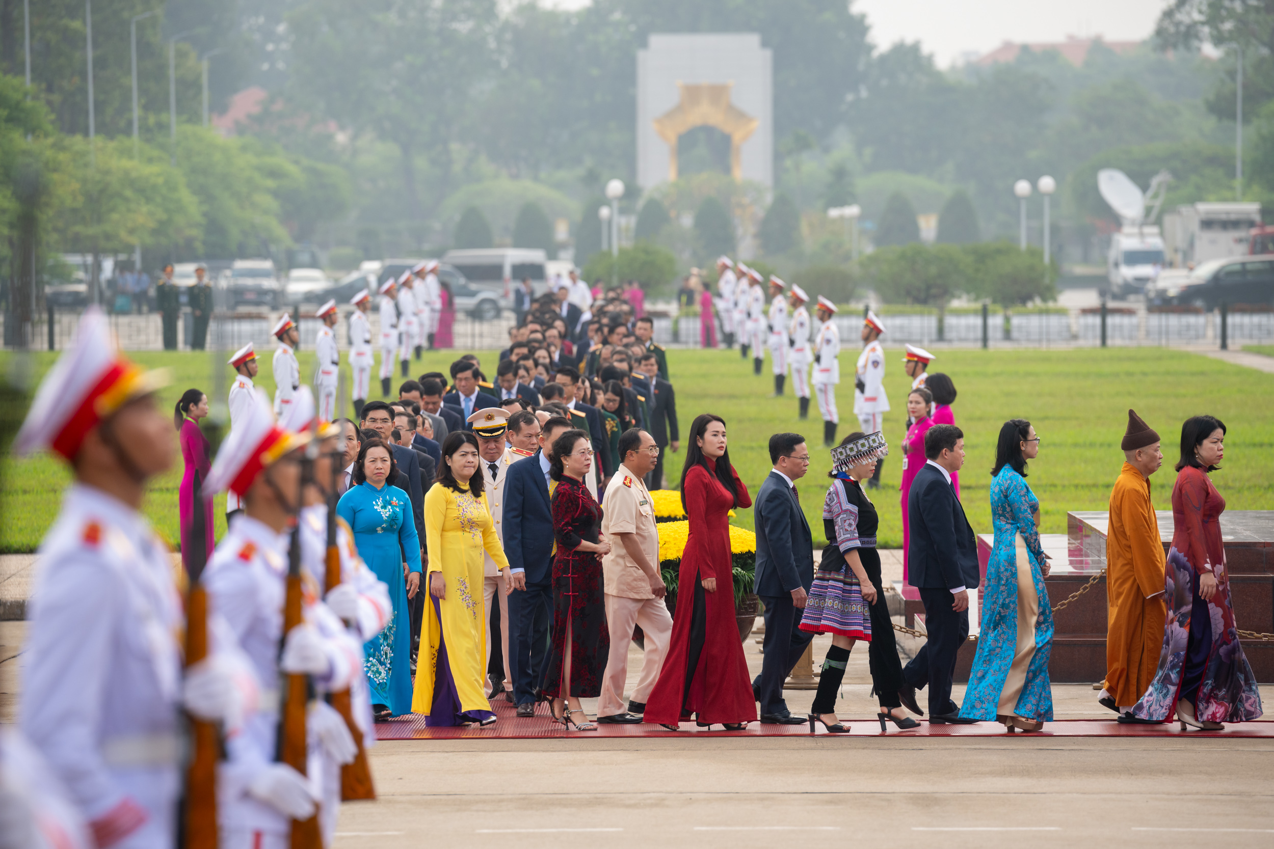 L&atilde;nh đạo Đảng, Nh&agrave; nước v&agrave; c&aacute;c đại biểu Quốc hội v&agrave;o Lăng viếng Chủ tịch Hồ Ch&iacute; Minh- Ảnh 5.