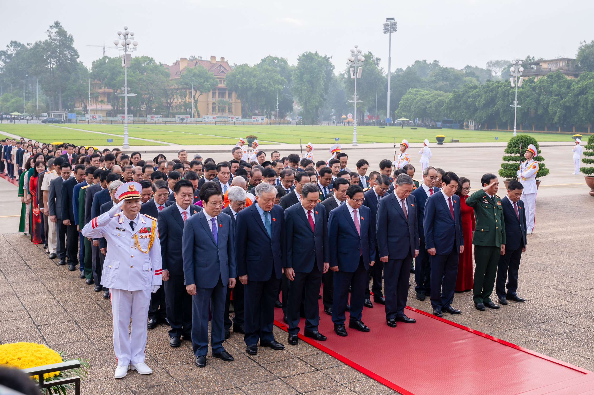 L&atilde;nh đạo Đảng, Nh&agrave; nước v&agrave; c&aacute;c đại biểu Quốc hội v&agrave;o Lăng viếng Chủ tịch Hồ Ch&iacute; Minh- Ảnh 6.