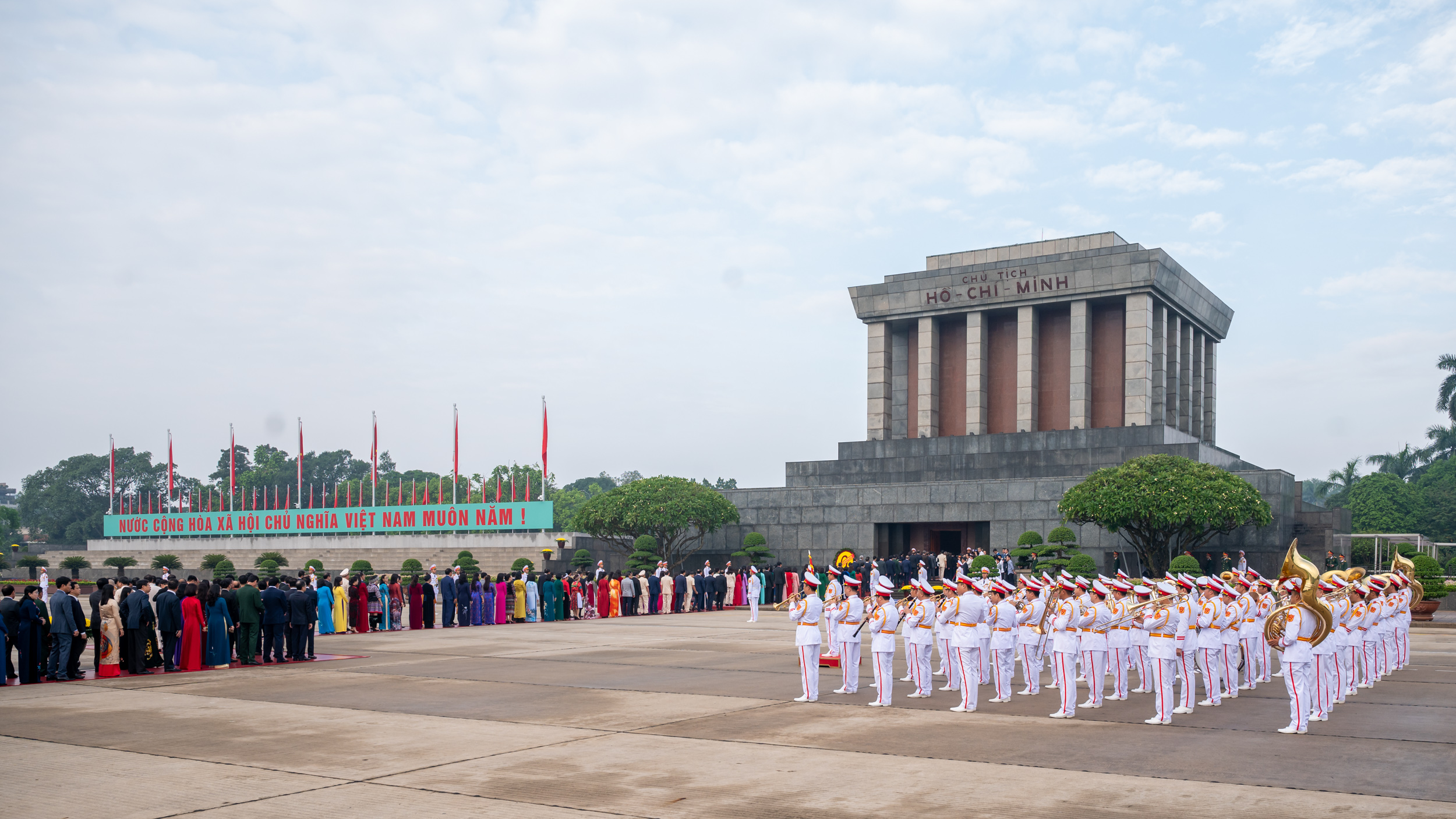 L&atilde;nh đạo Đảng, Nh&agrave; nước v&agrave; c&aacute;c đại biểu Quốc hội v&agrave;o Lăng viếng Chủ tịch Hồ Ch&iacute; Minh- Ảnh 7.