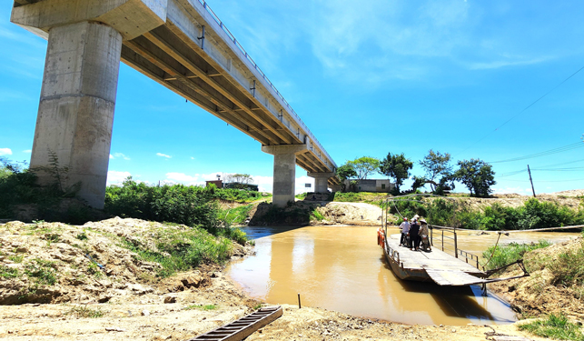 Cầu vượt sông Krông Bông thiếu đường dẫn, người dân hằng ngày phải đi đò qua sông Ảnh: CAO NGUYÊN